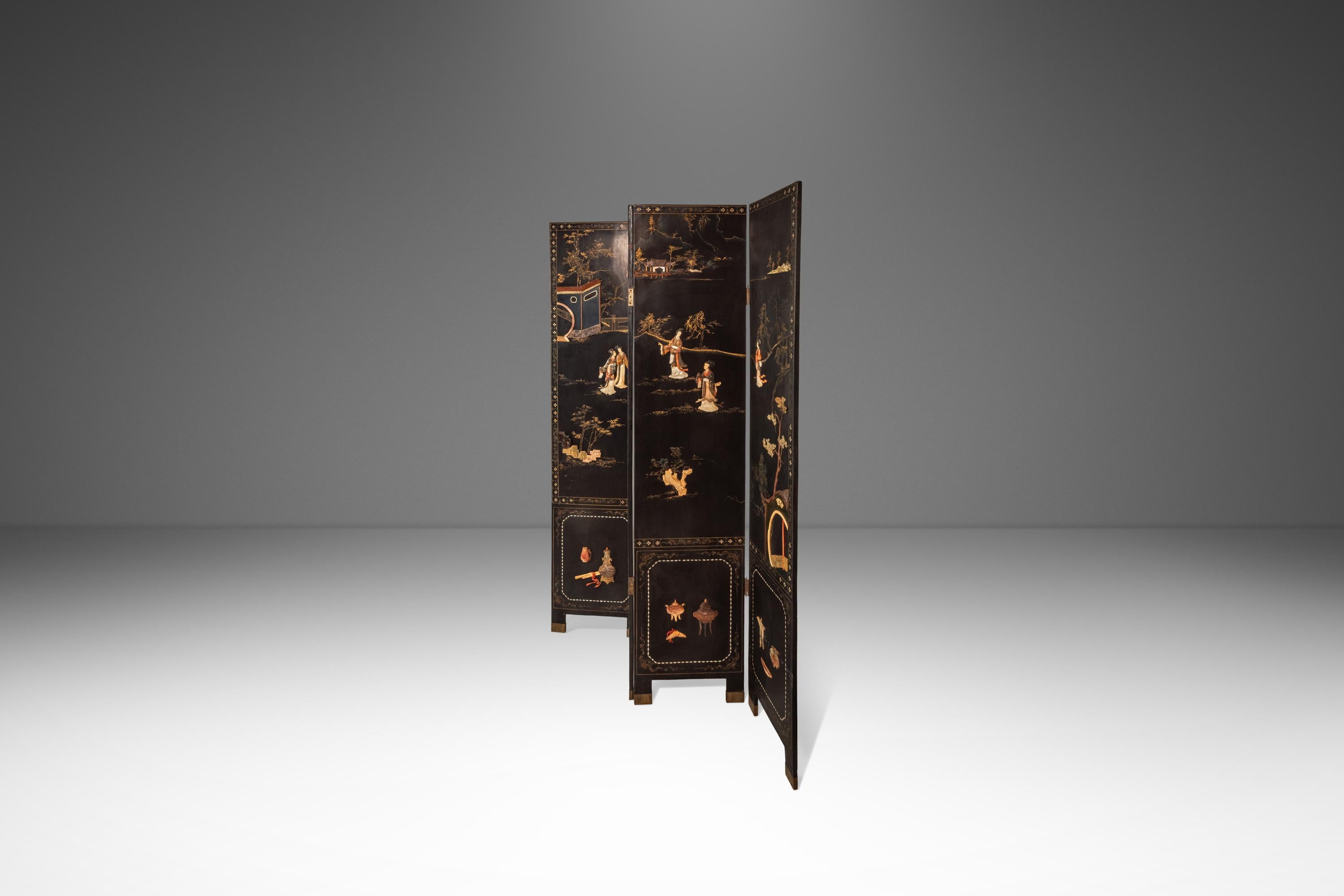 Biombo chino antiguo con piedra dura tallada, China, c. 1950 Moderno de mediados de siglo en venta