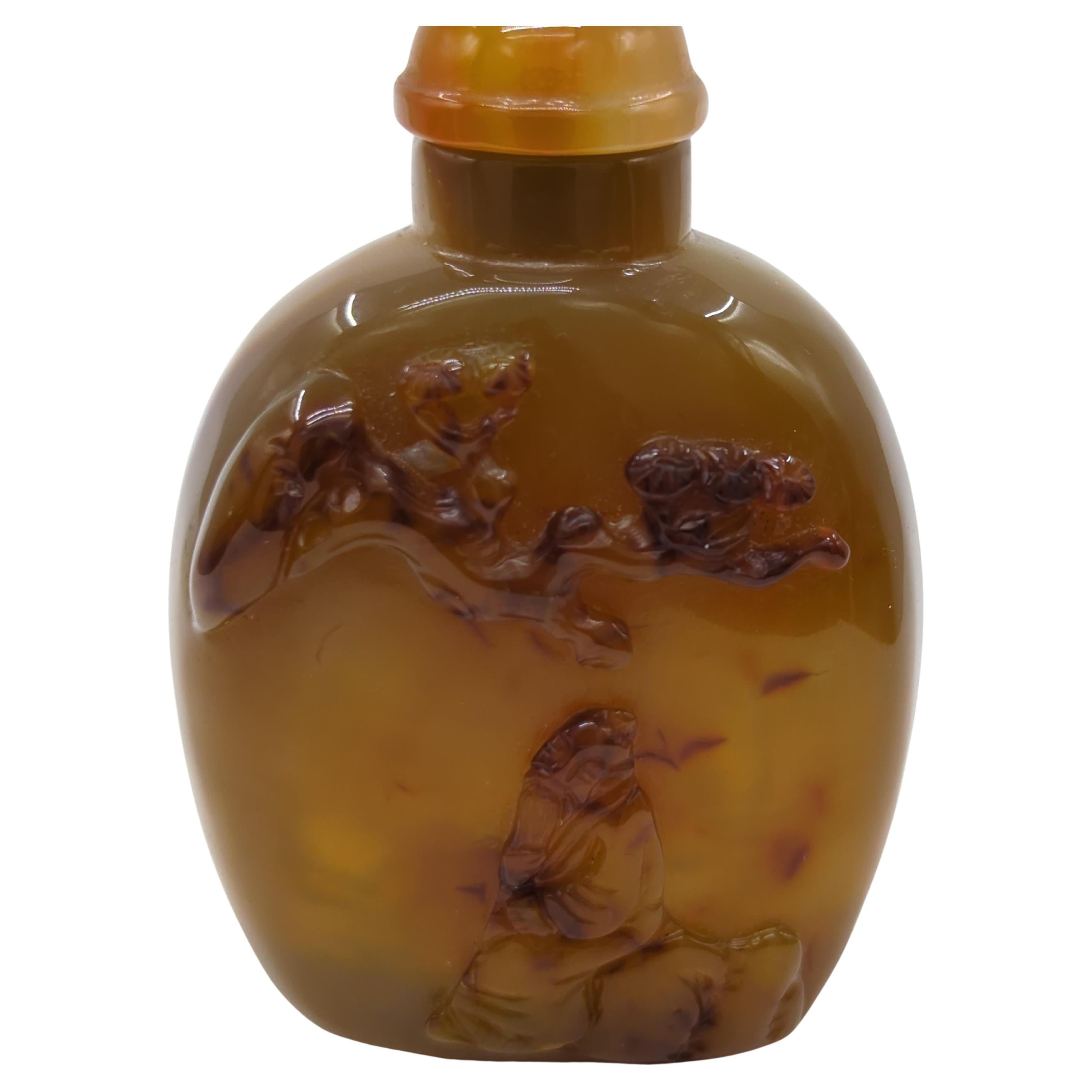 Chinois Ancienne bouteille à priser chinoise en agate ombrée, camée, sculptée en relief, de style savant Qing 19c en vente
