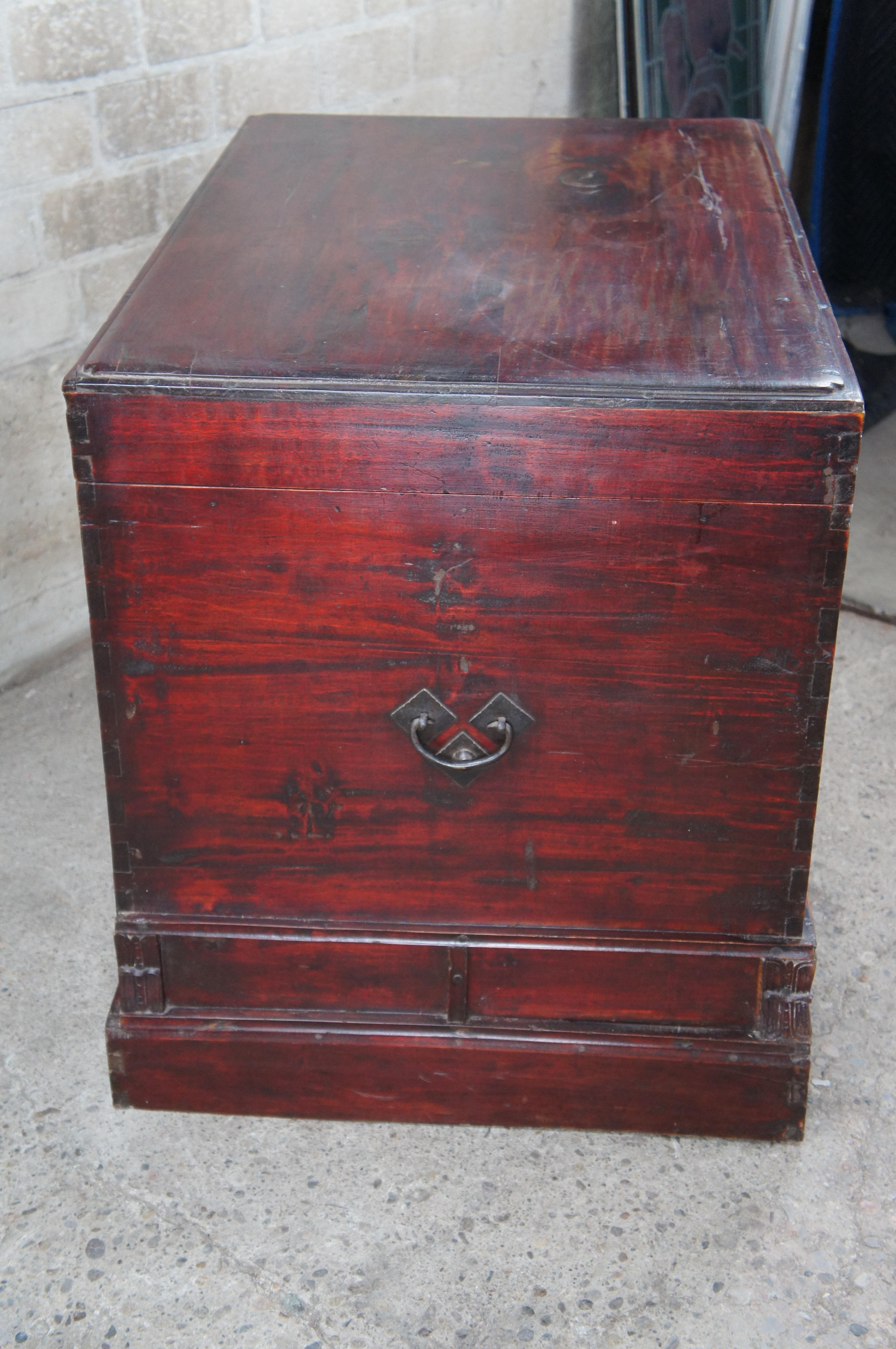 Ancienne commode de rangement chinoise de style Shandong Ming en laque rouge et orme sculpté en vente 7