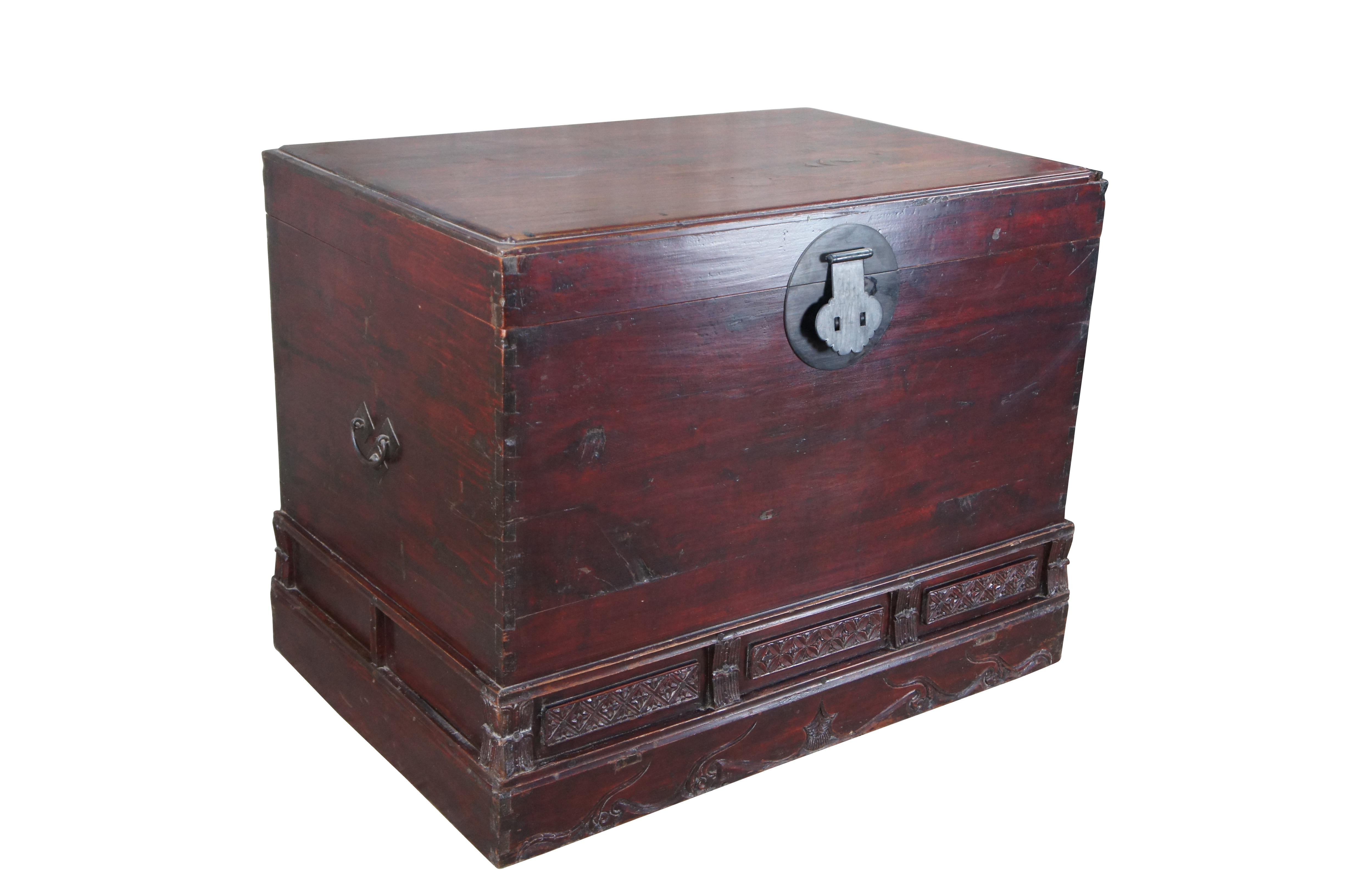 Antique Chinese Shandong Ming Style Red Lacquer Elm Carved Chest Storage Trunk In Good Condition For Sale In Dayton, OH