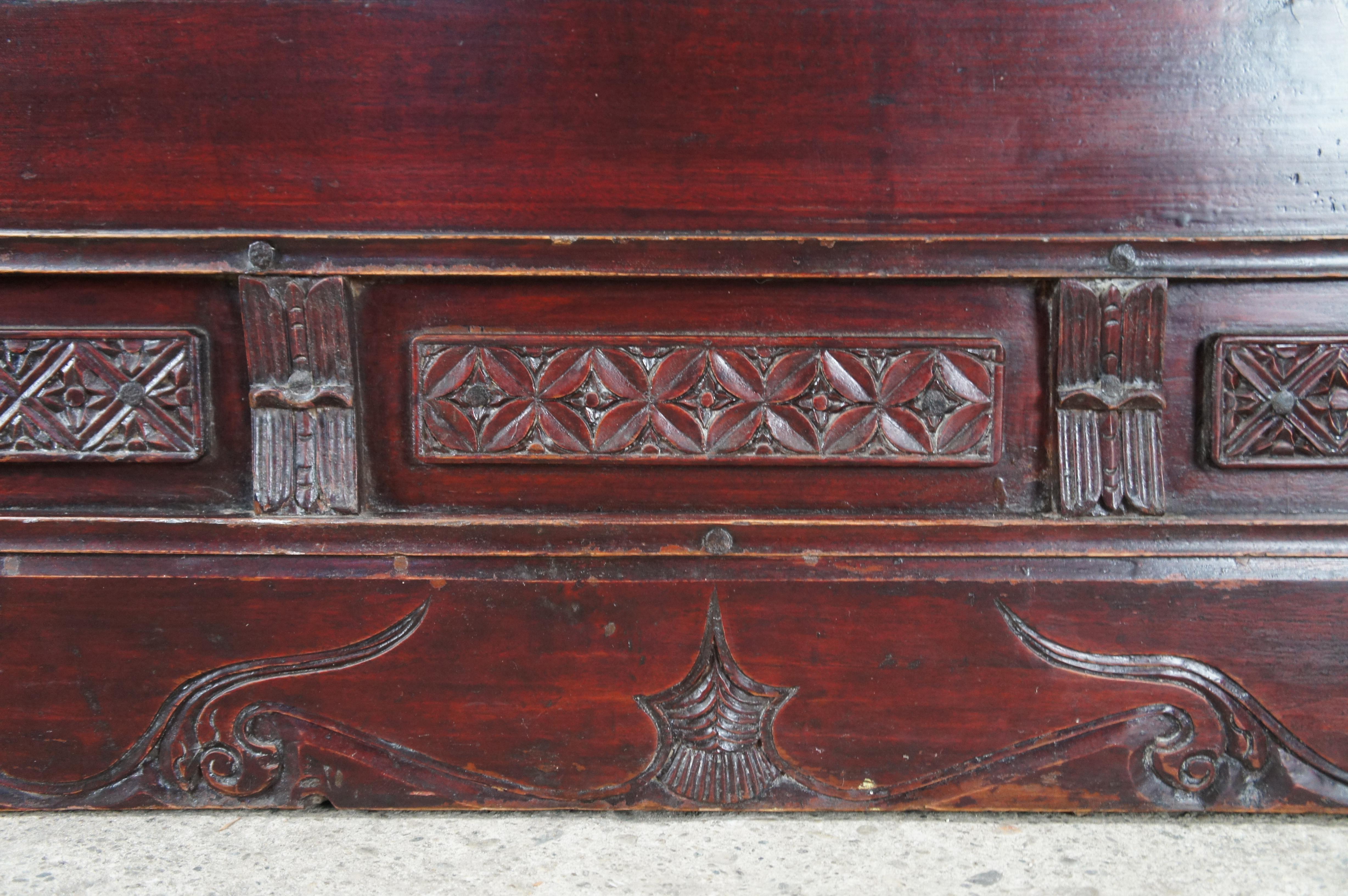 Ancienne commode de rangement chinoise de style Shandong Ming en laque rouge et orme sculpté en vente 4