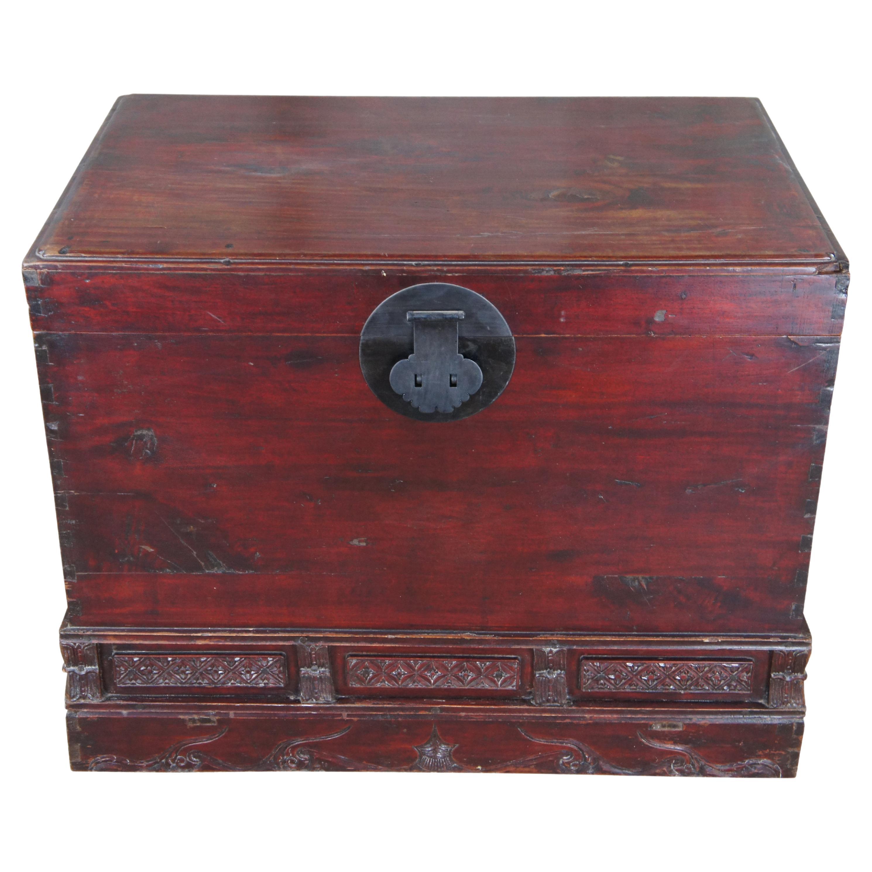 Ancienne commode de rangement chinoise de style Shandong Ming en laque rouge et orme sculpté en vente