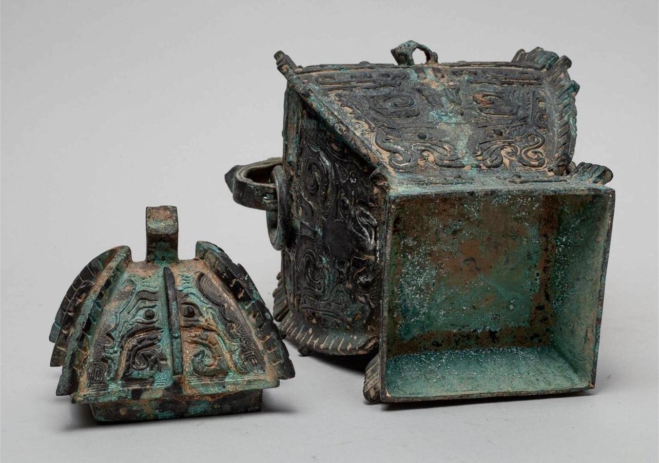Antique Chinese Shang style Bronze Vessel, circa 16th Century 11