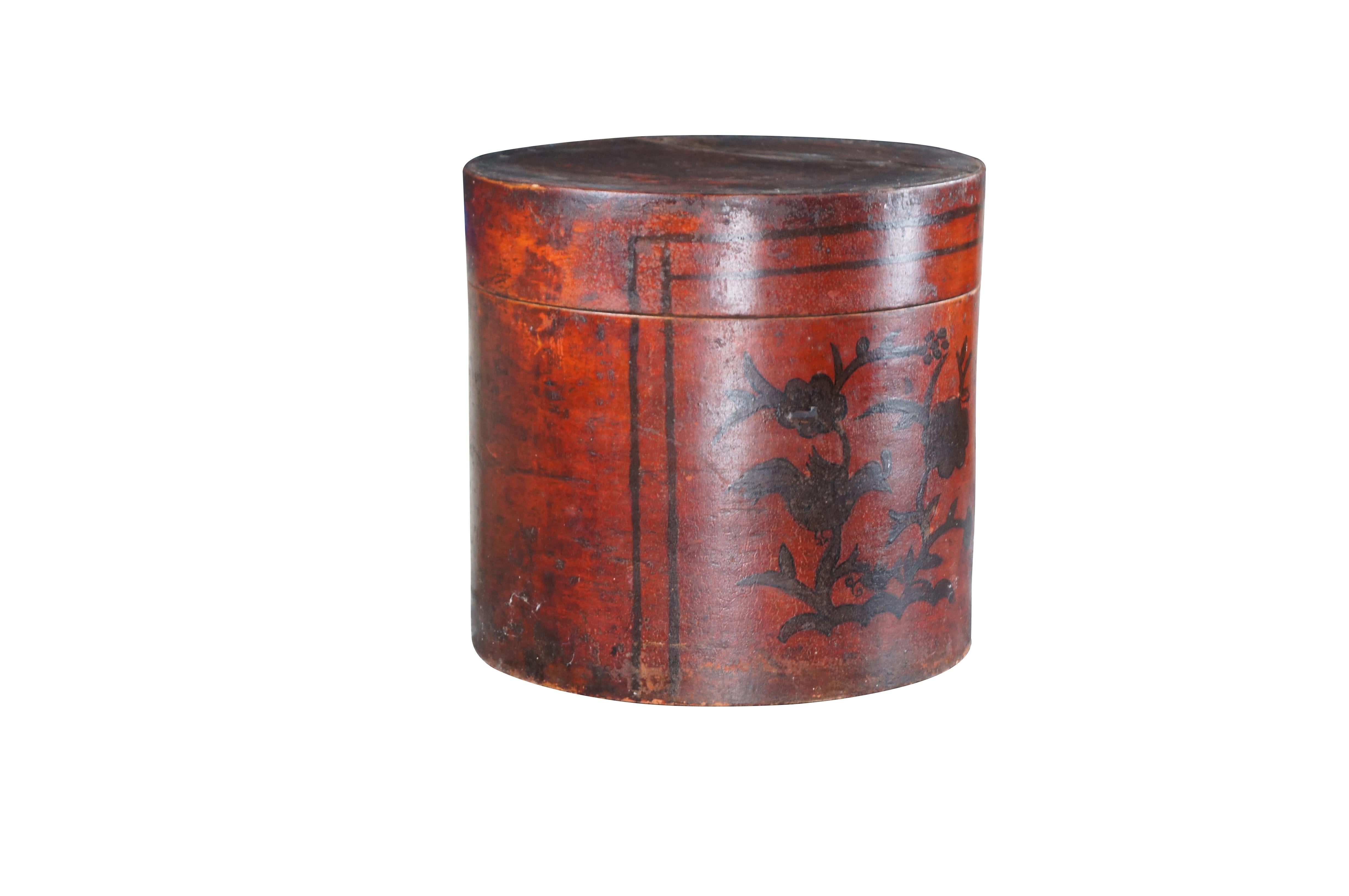 Antique Chinese Shanxi Red Lacquer Poplar Hat / Tea Box. Features a floral decorated design over red lacquer finish.

Dimensions:
13