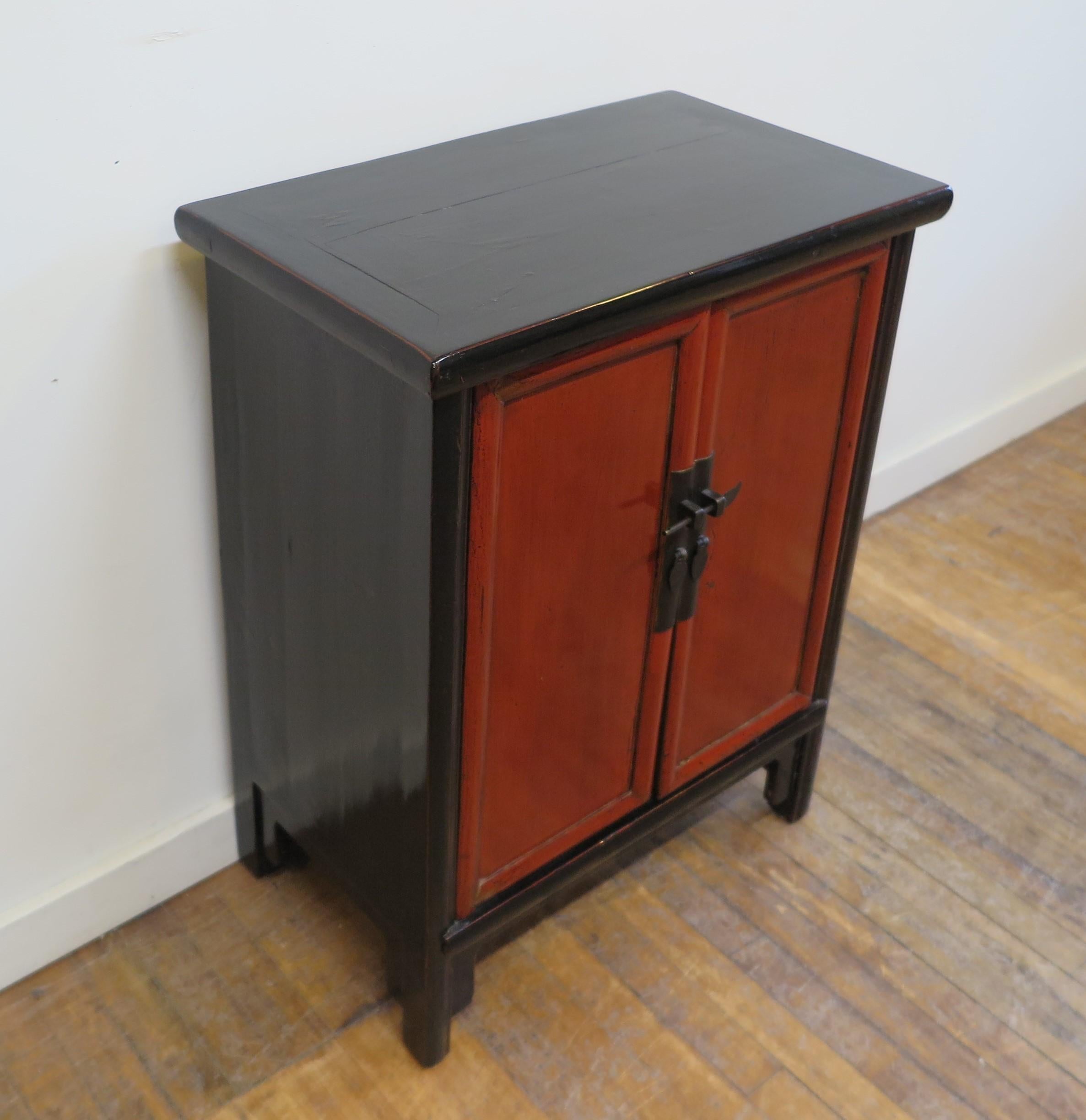 Antique Chinese Side Cabinet In Good Condition In New York, NY