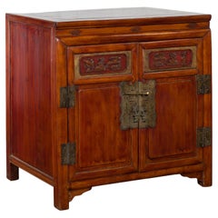 Ancienne armoire d'appoint chinoise avec panneaux sculptés, accents dorés et tiroirs cachés