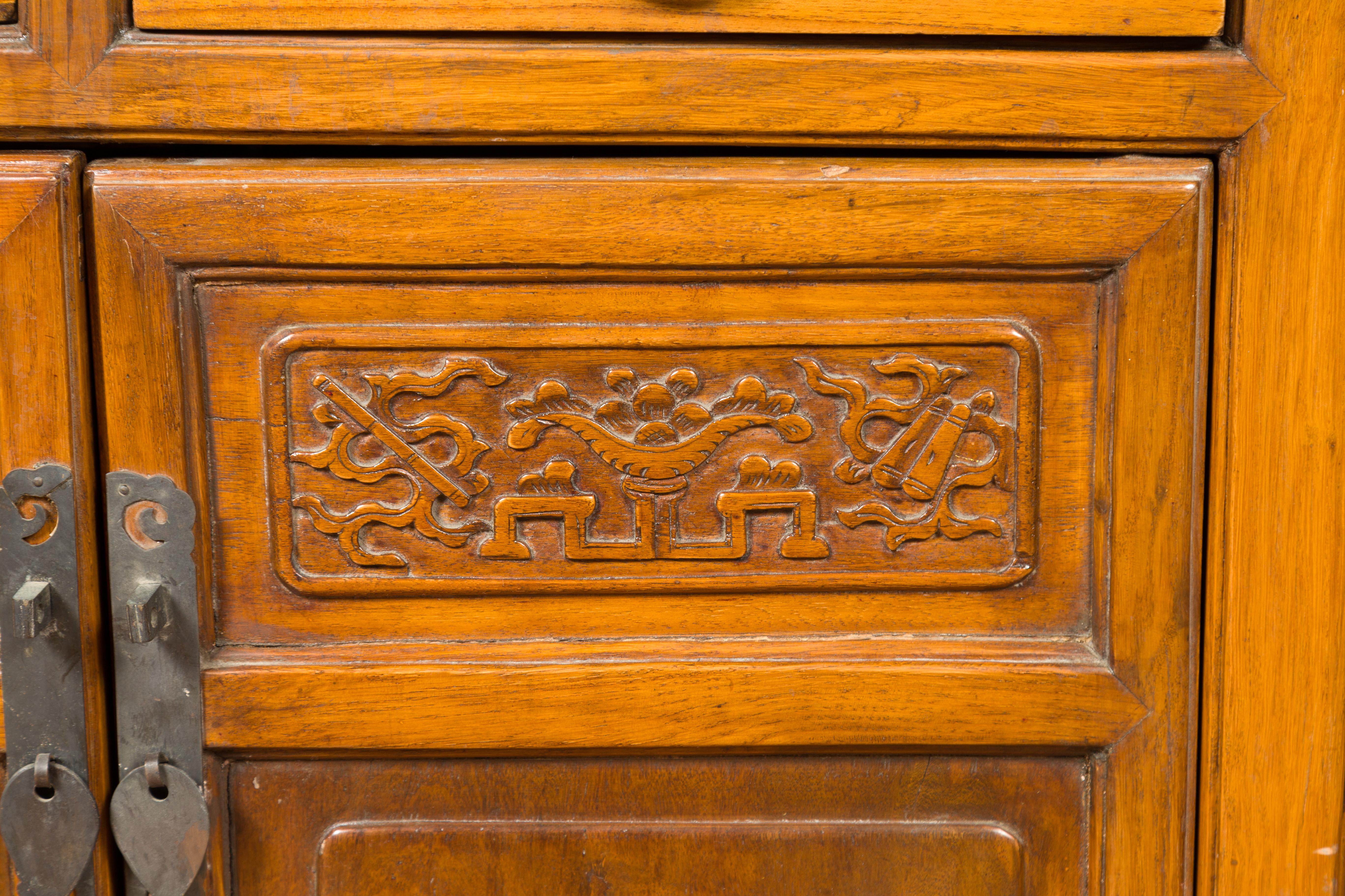 Qing Dynasty Beistellkommode mit geschnitzten Motiven, zwei Schubladen und Doppeltüren (Holz) im Angebot