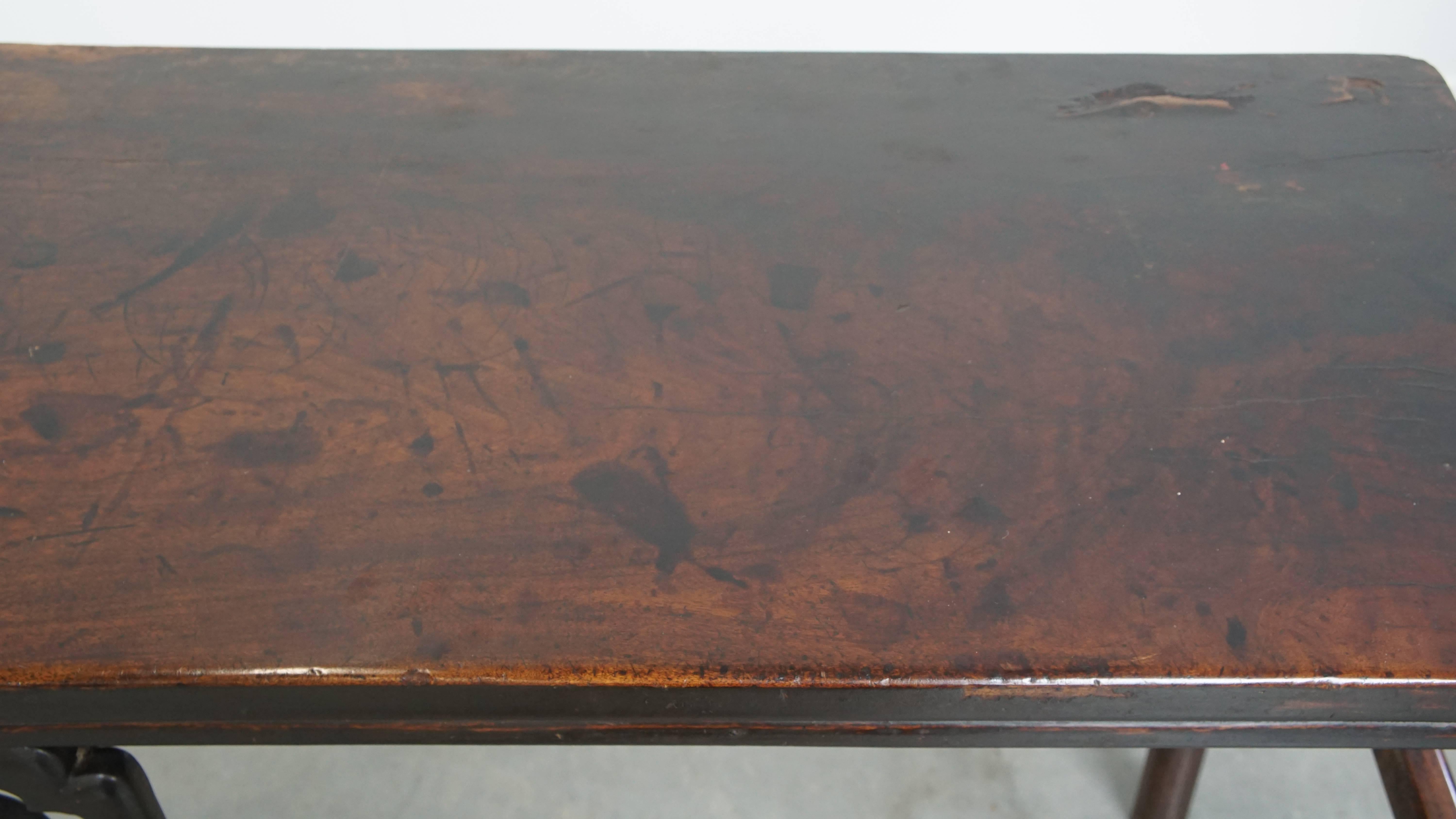 Antiker chinesischer Beistelltisch / Altartisch aus den frühen 1900er Jahren (Holz) im Angebot