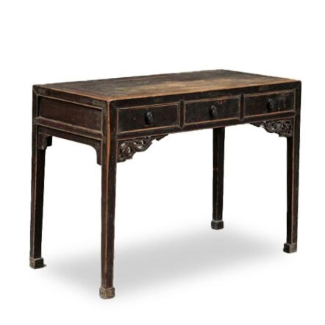 Elegante mesa escritorio antigua de la China de la dinastía Qing, acabada en rica laca negra con delicados detalles de filigrana en las esquinas. Una pieza llamativa, perfecta como escritorio o consola decorativa. El desgaste es acorde con la edad y