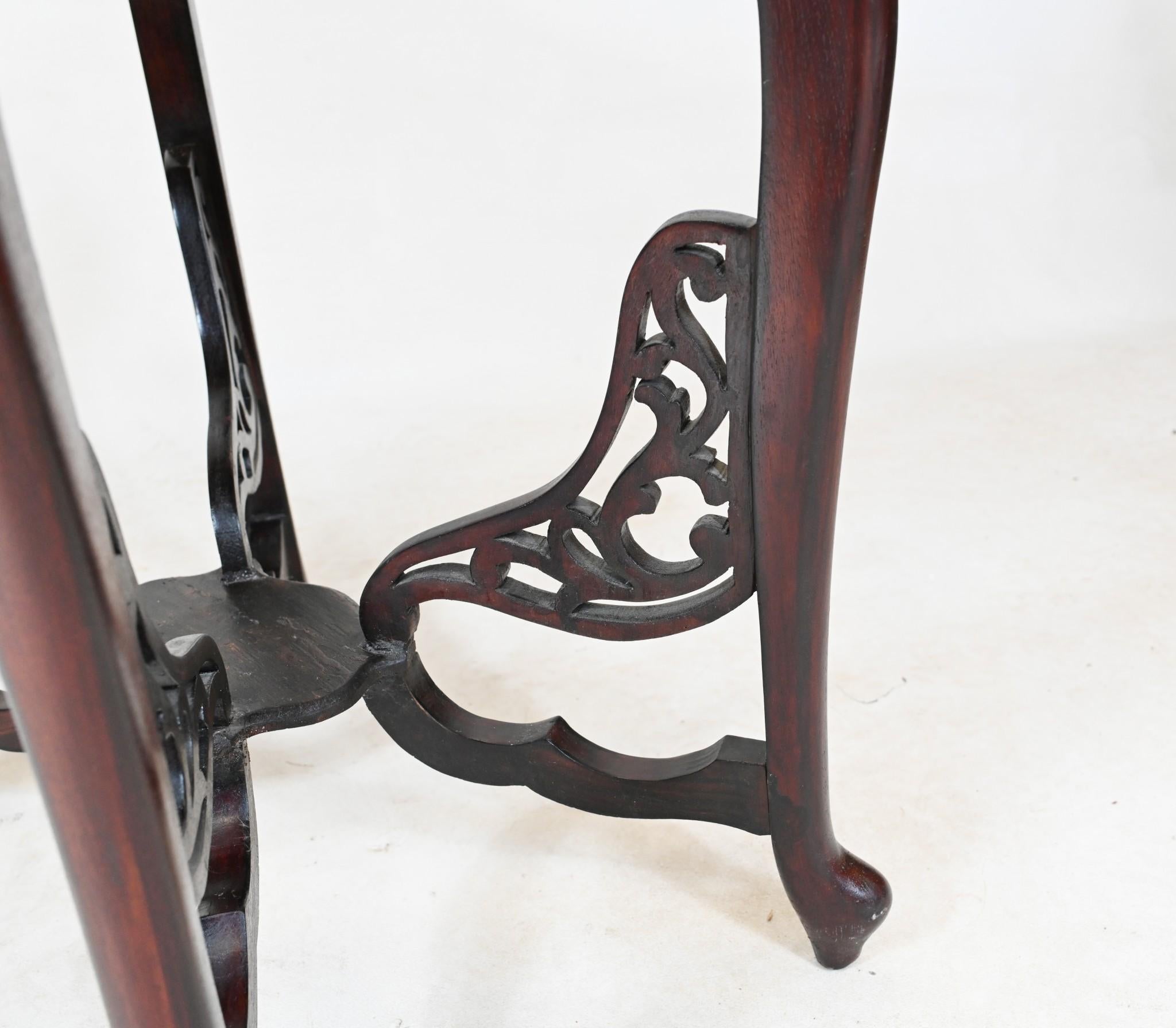 Merveilleuse table d'appoint en bois dur chinois antique très tendance
Ce bijou vintage date de 1930.
Acheté dans une résidence privée du quartier londonien de Kensington
Offert en grande forme, prêt à être utilisé immédiatement à la maison.
Nous