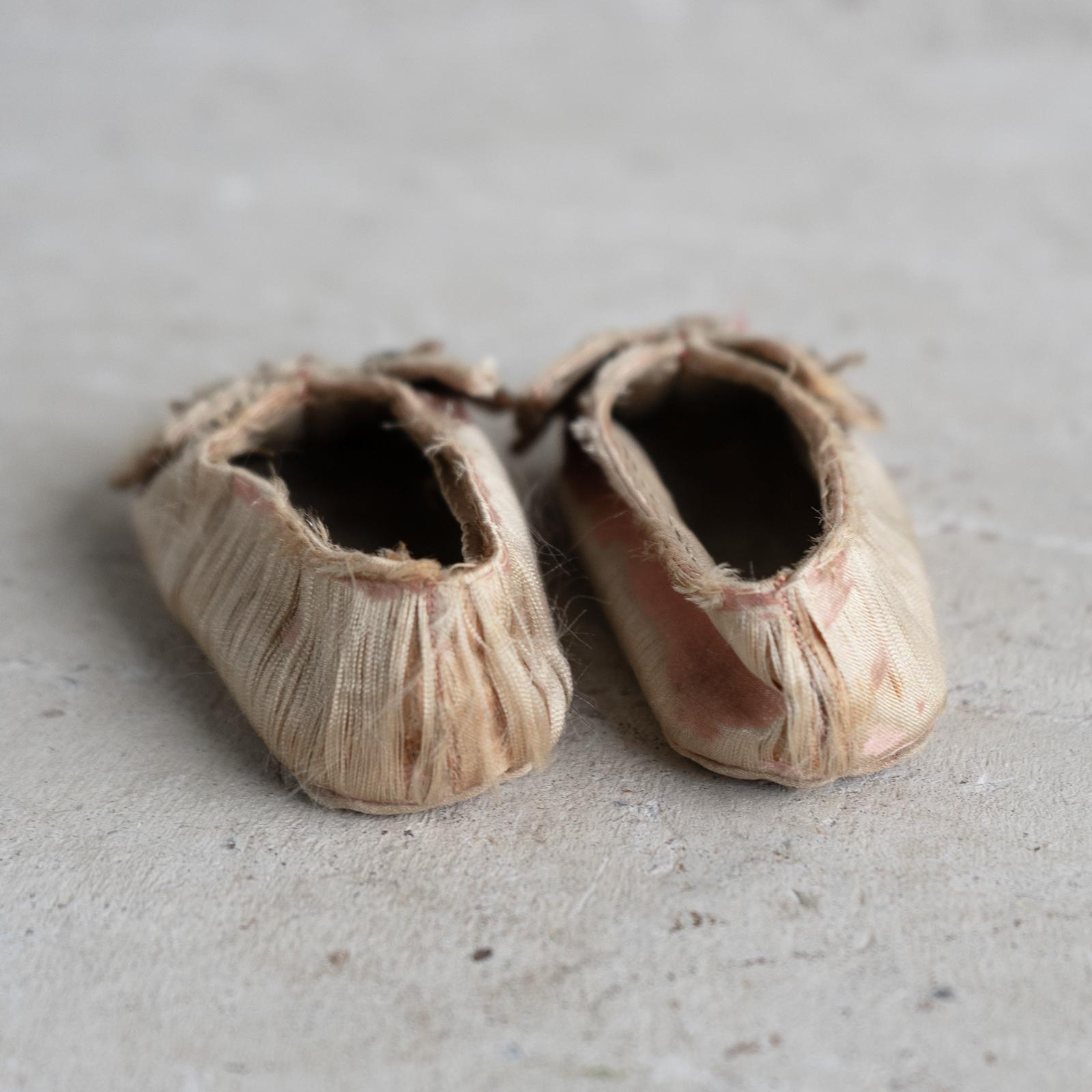 Antico modello cinese di pantofole per bambini ricamate in seta, XIX secolo in vendita 3