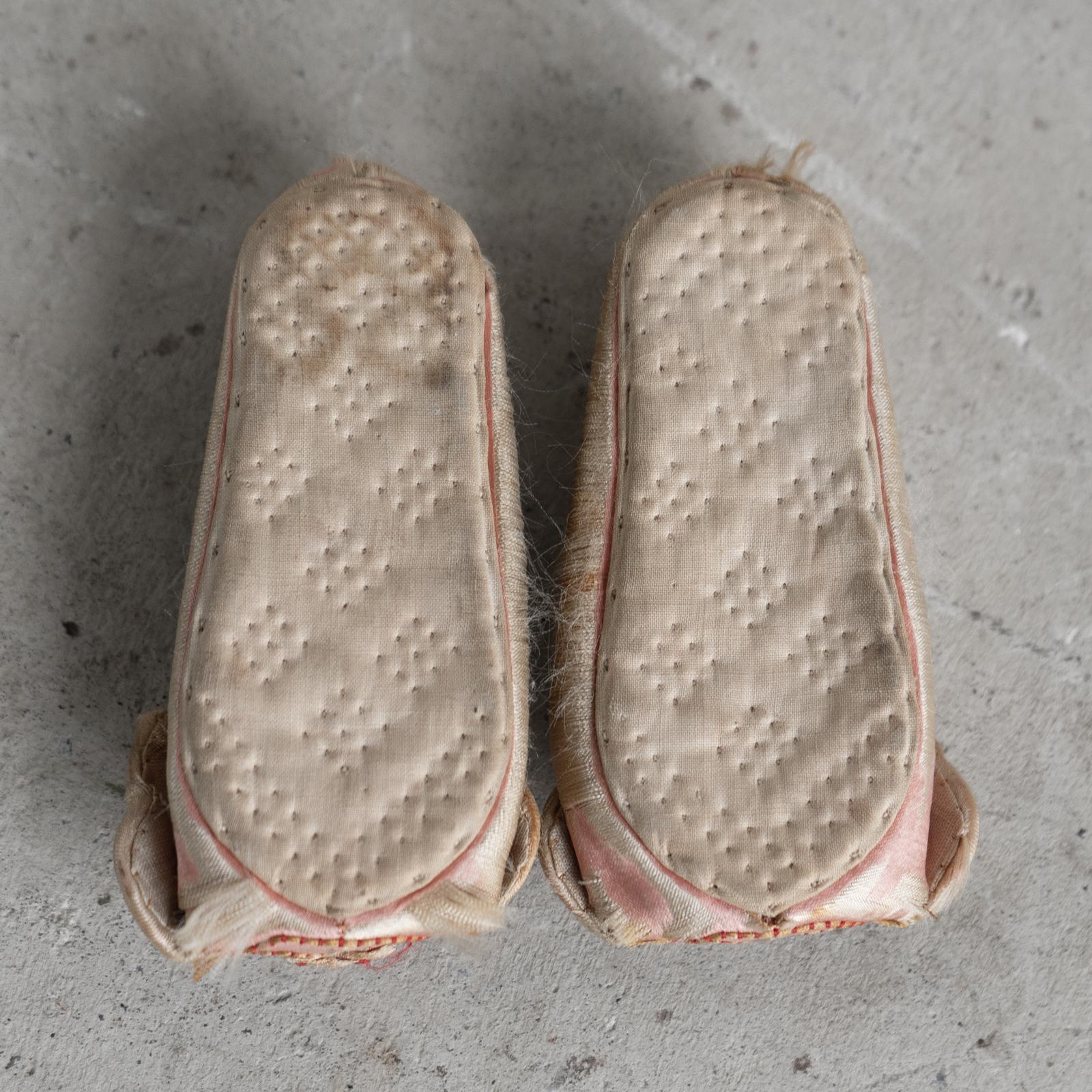 Antico modello cinese di pantofole per bambini ricamate in seta, XIX secolo in vendita 4