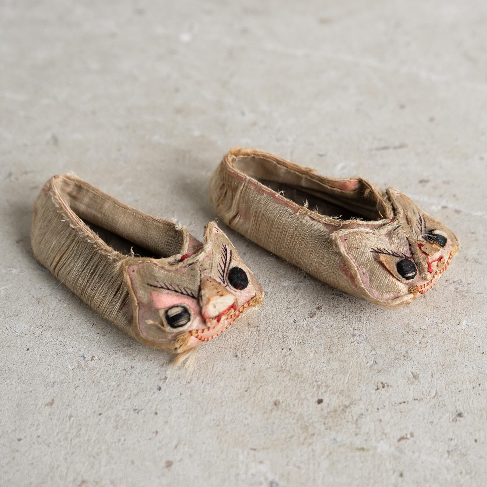 SCARPE ANTICHE CINESI FATTE A MANO

A forma di animali stilizzati con facce sul davanti, probabilmente realizzati per il Capodanno cinese e rappresentanti il simbolo di quell'anno, probabilmente piccole tigri. 

Sono realizzati in seta rosa ricamata