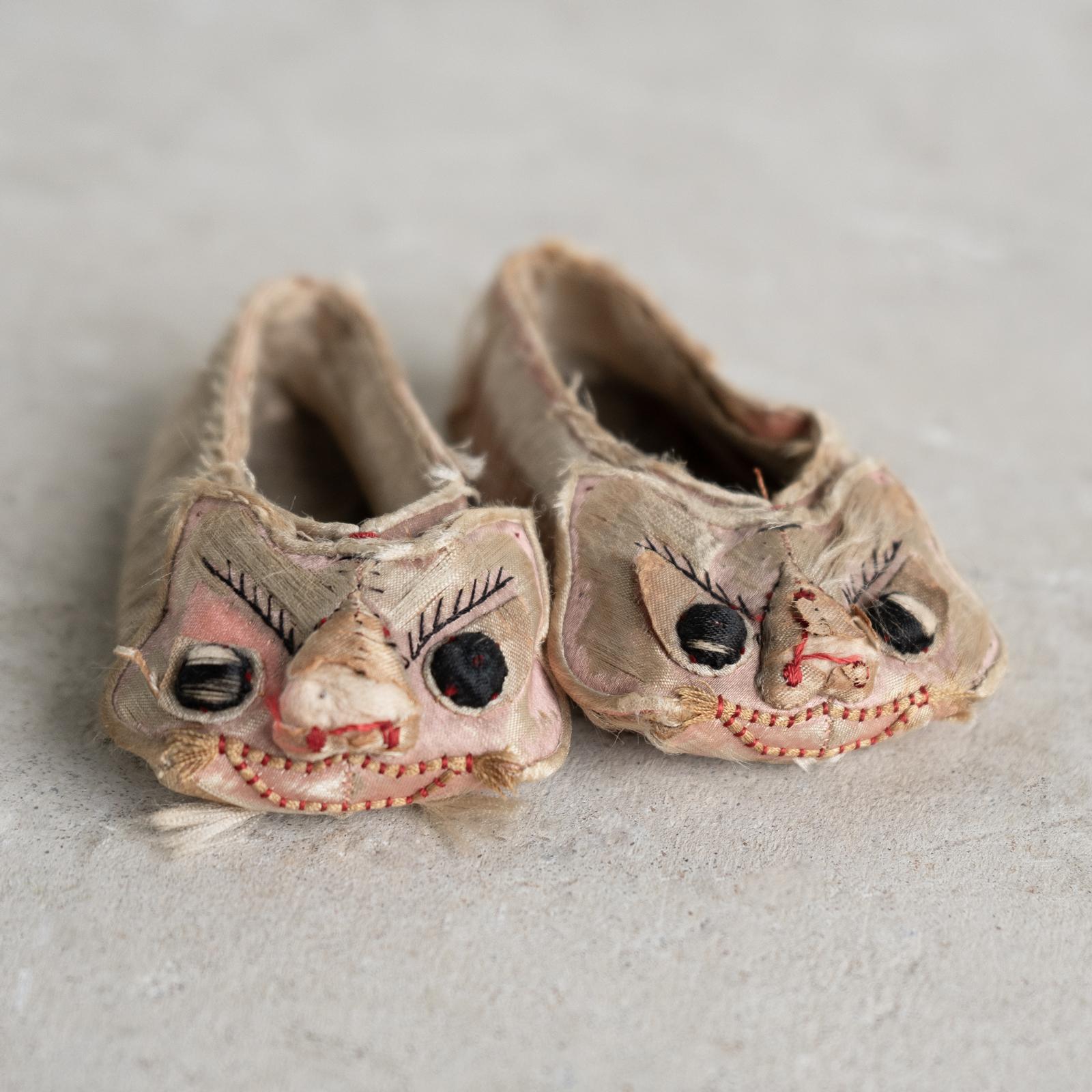 Qing Antico modello cinese di pantofole per bambini ricamate in seta, XIX secolo in vendita