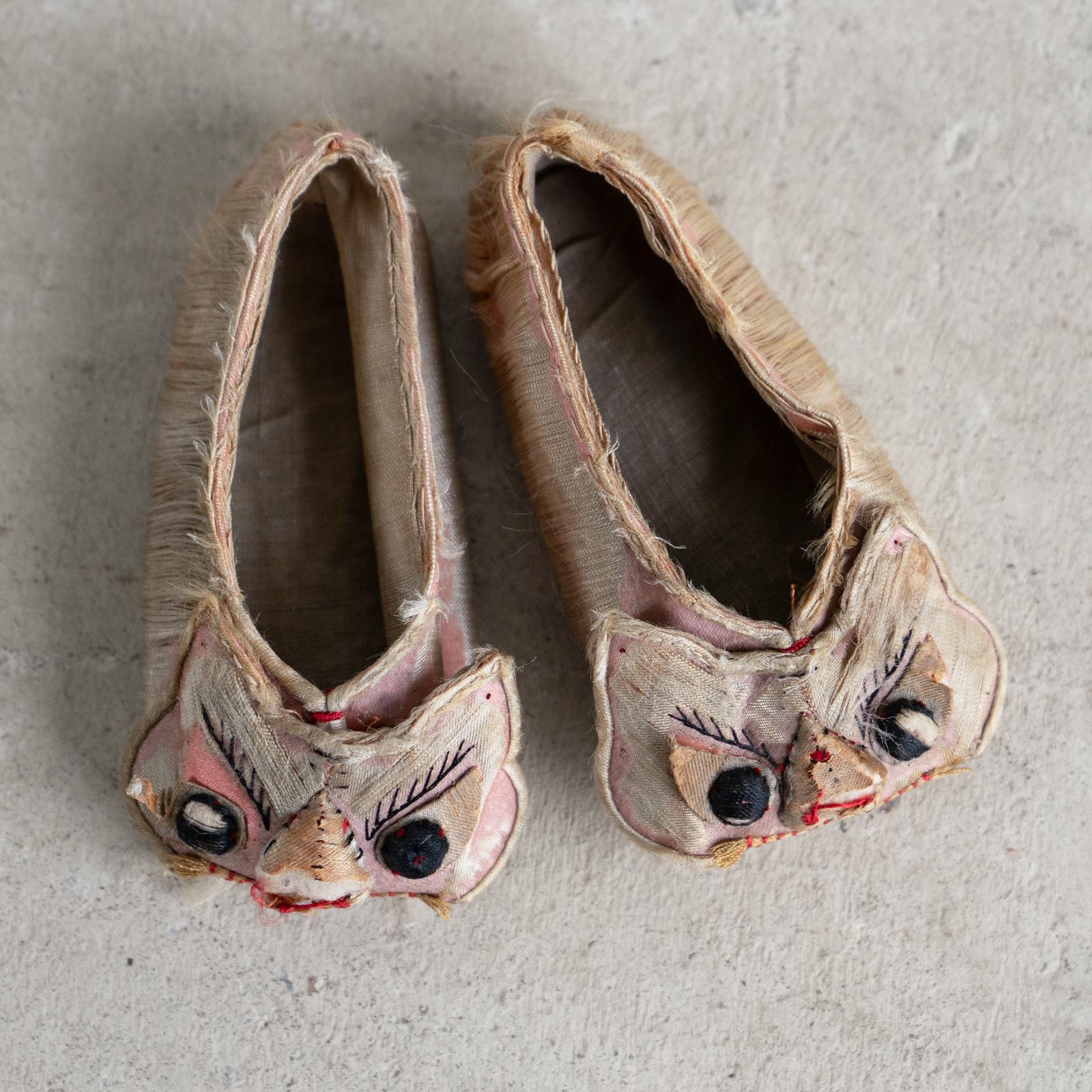 Fatto a mano Antico modello cinese di pantofole per bambini ricamate in seta, XIX secolo in vendita