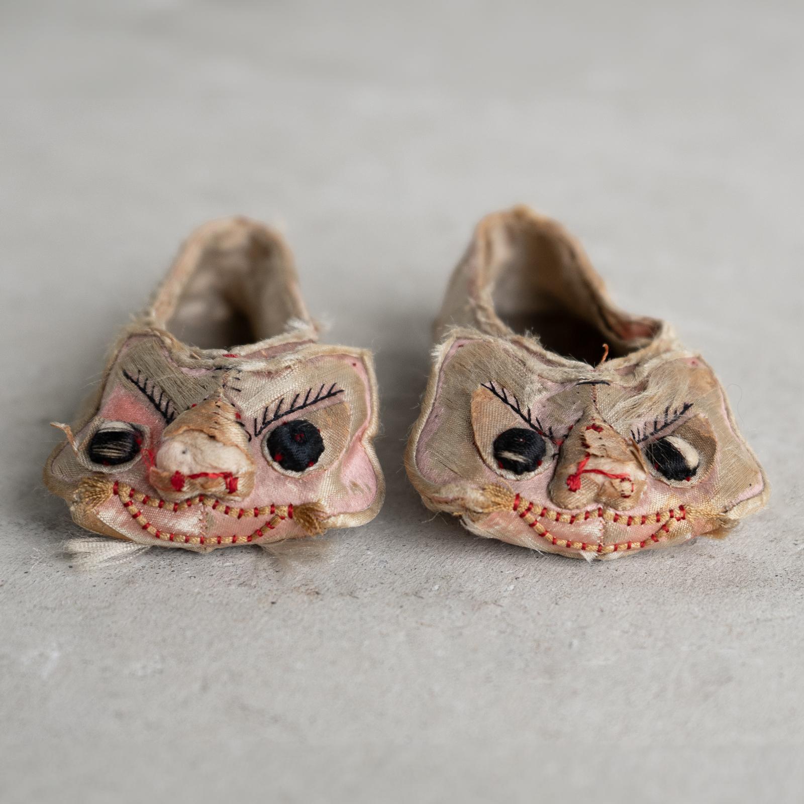 Antico modello cinese di pantofole per bambini ricamate in seta, XIX secolo In condizioni discrete in vendita a Bristol, GB