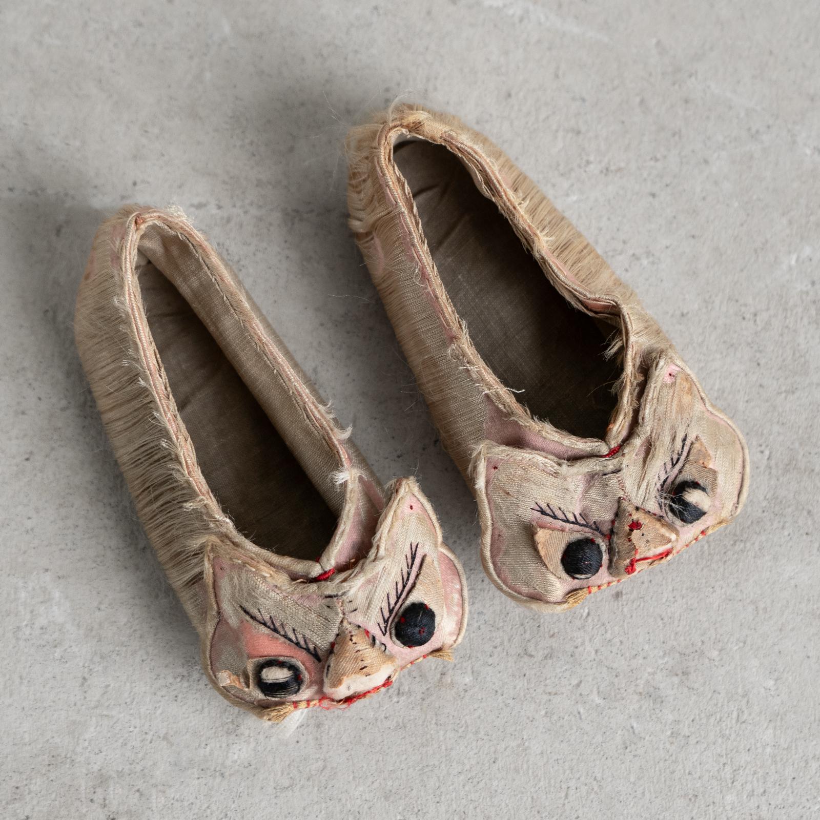 Seta Antico modello cinese di pantofole per bambini ricamate in seta, XIX secolo in vendita