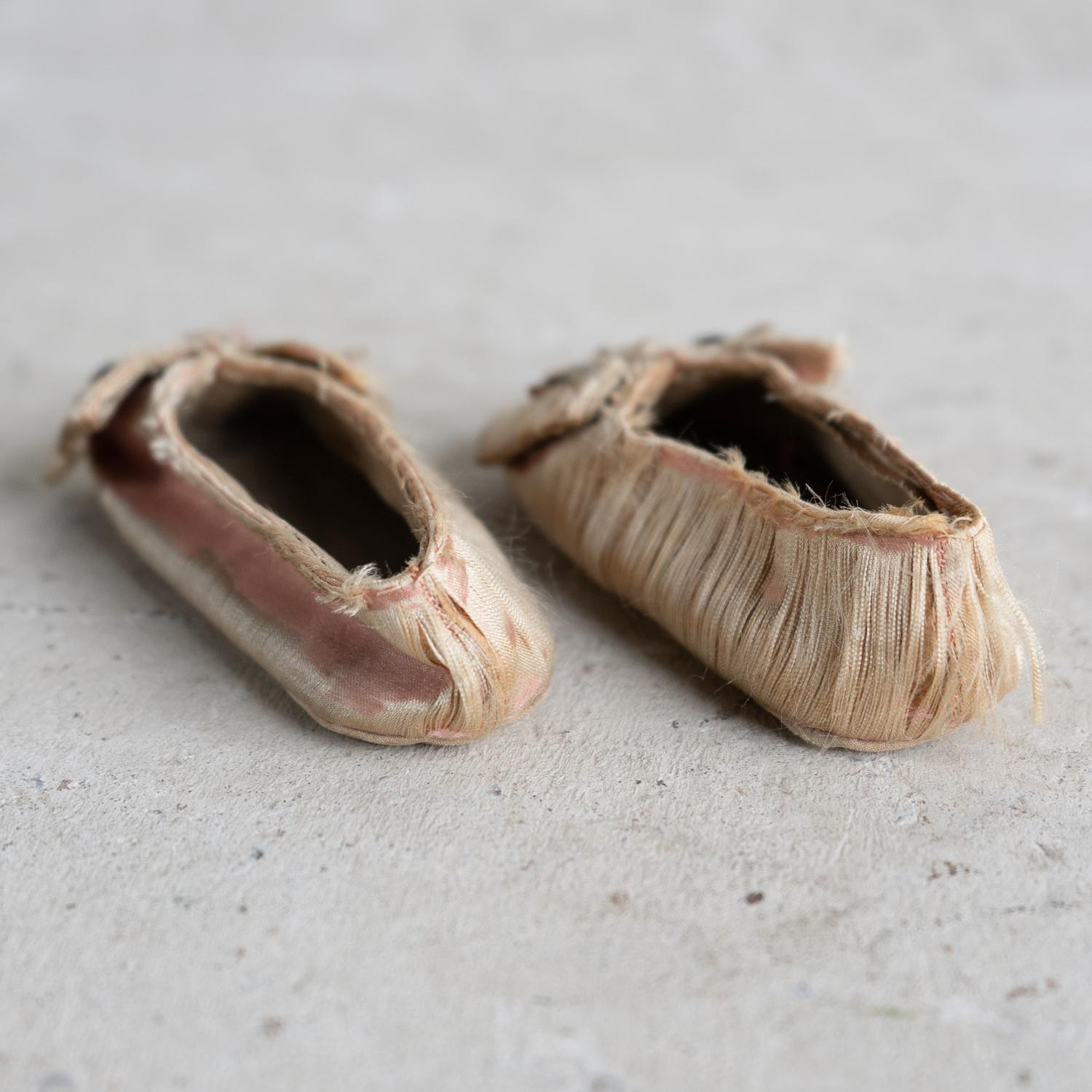 Antico modello cinese di pantofole per bambini ricamate in seta, XIX secolo in vendita 1