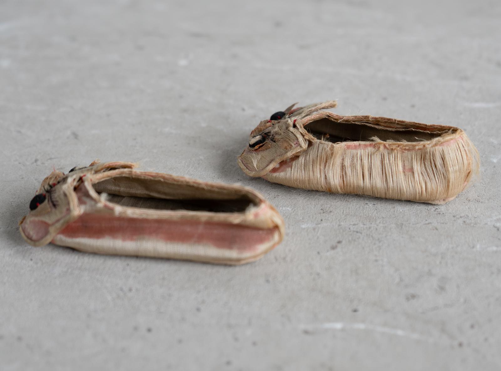 Antico modello cinese di pantofole per bambini ricamate in seta, XIX secolo in vendita 2