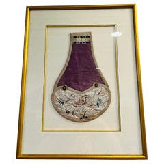Ancienne bavette d'enfant en brocart de soie brodée de Chine, dynastie Qing (1644-1911)