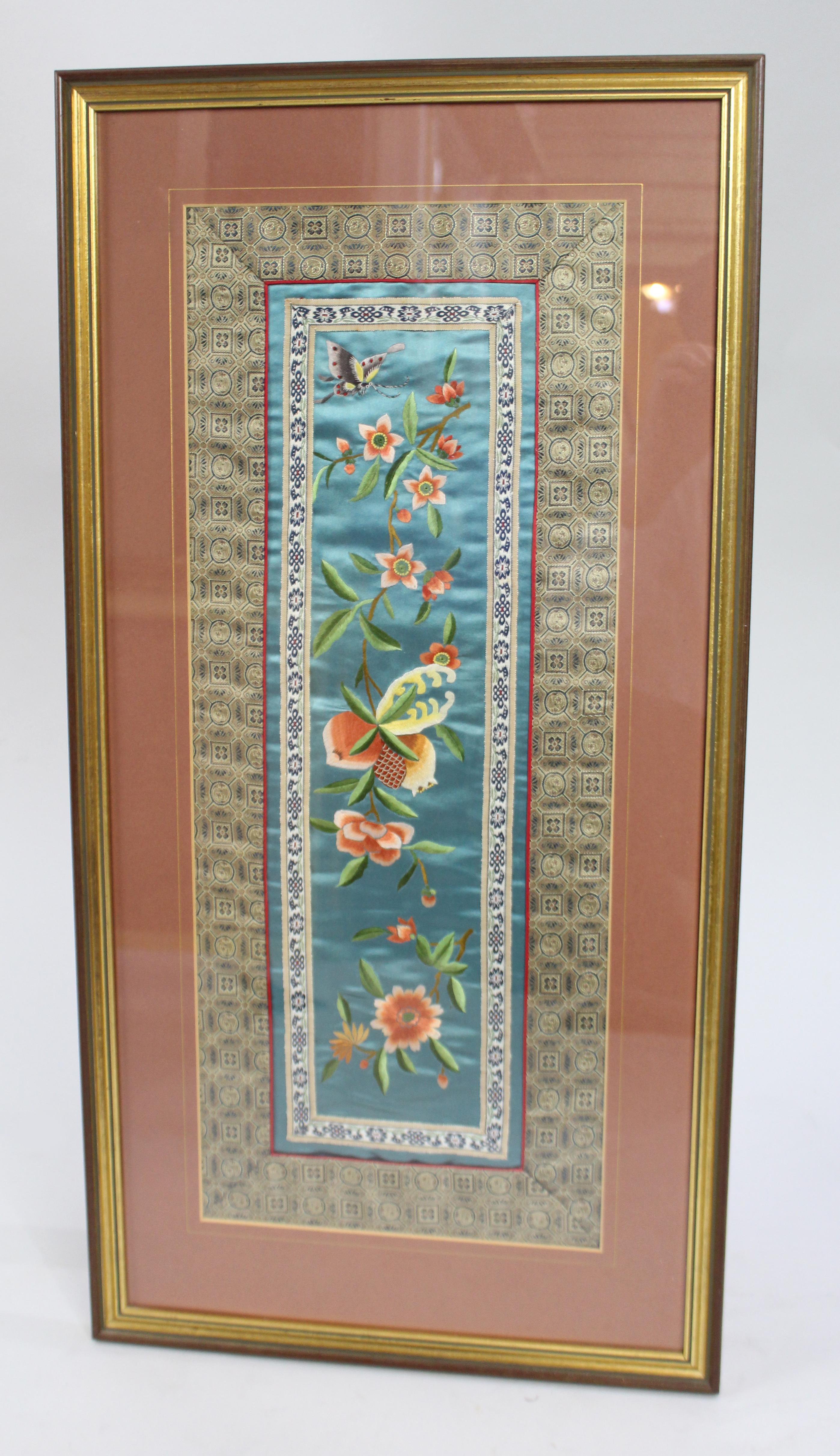 Pannello di ricamo in seta cinese antico con farfalle e fiori incorniciato
Cina, tarda dinastia Qing, circa 1880-1910

Un raffinato pannello di ricamo cinese in seta, databile tra la fine del XIX e l'inizio del XX secolo, finemente cucito a mano con