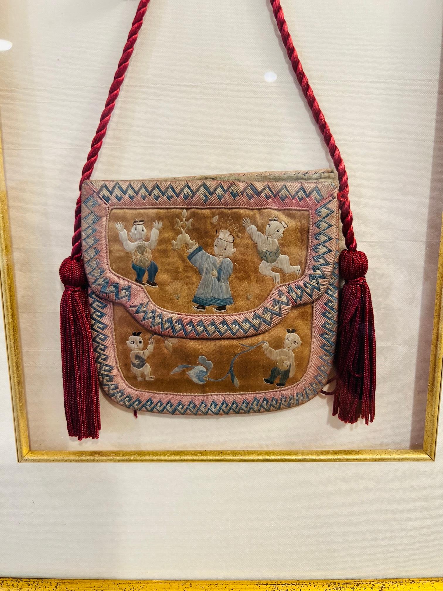 Antique Chinese Silk Figural Embroidered Purse Qing Dynasty (1644-1911) For Sale 1