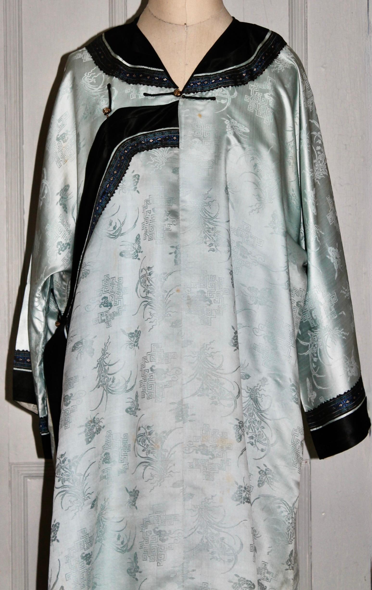 Antique Chinese Silk Kimono or Robe In Good Condition For Sale In Sharon, CT