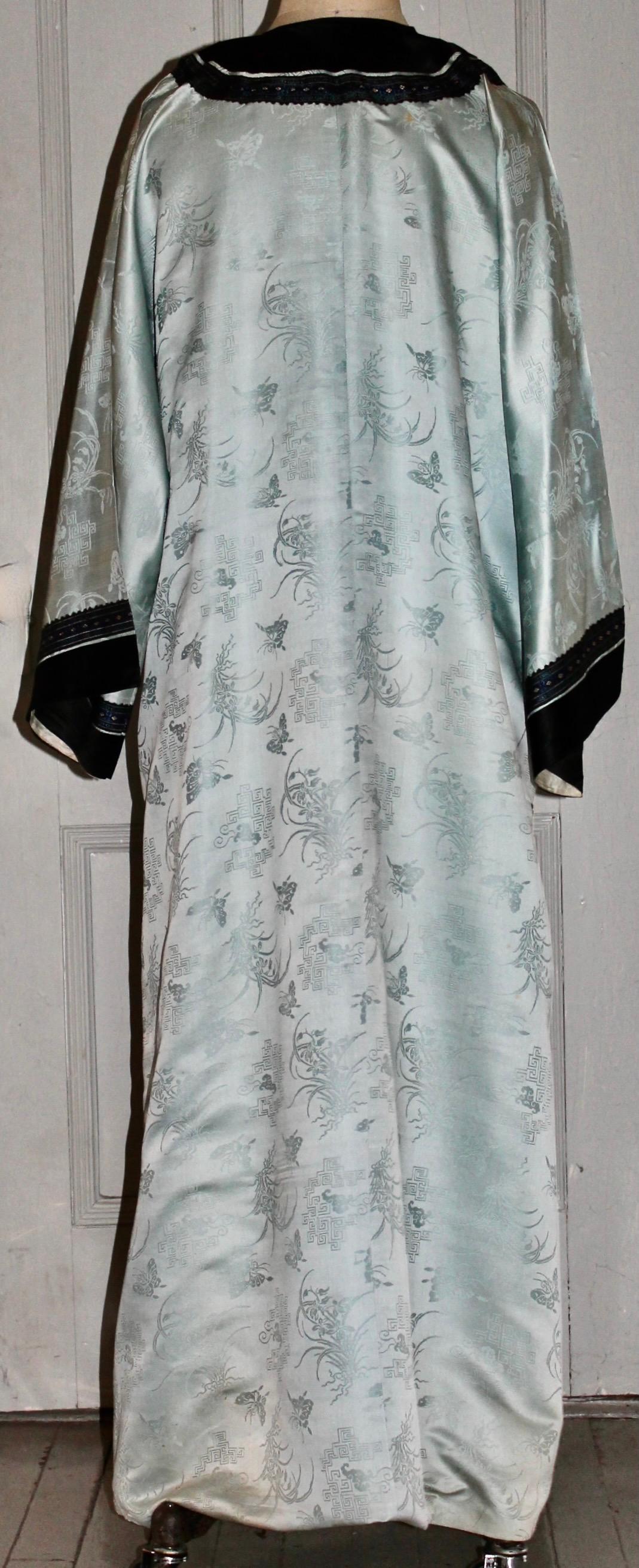 Antique Chinese Silk Kimono or Robe For Sale 1
