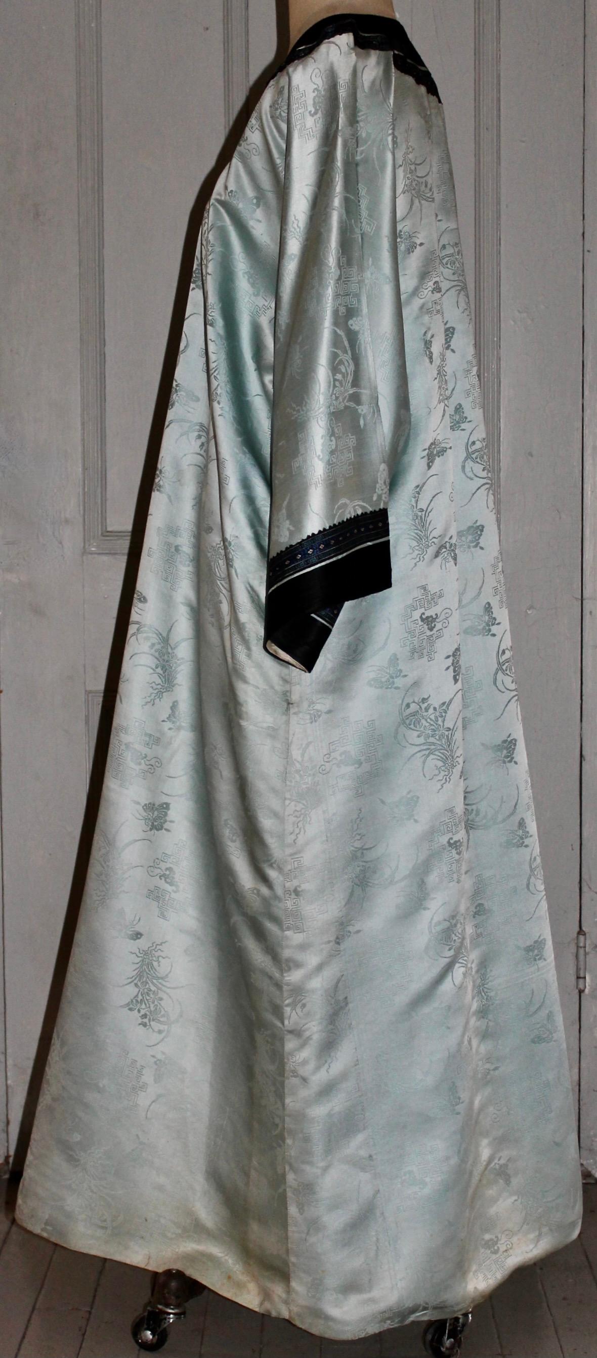 Antique Chinese Silk Kimono or Robe For Sale 3