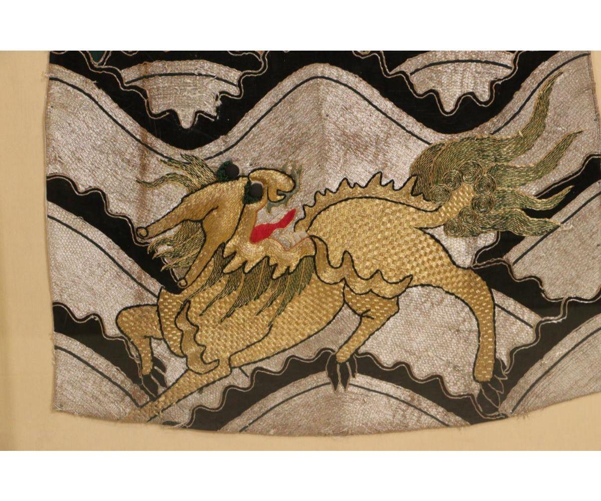 Antikes chinesisches Seiden-Baumwoll-Fragment mit Drachen und Hund im Zustand „Relativ gut“ im Angebot in Austin, TX