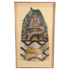 Fragment de robe chinoise ancienne en soie avec dragon et chien