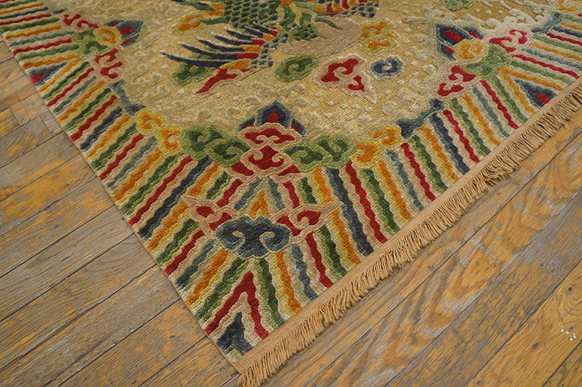 Early 20th Century Chinese Silk & Metallic Thread Carpet ( 4' x 4'-122 x 122 cm) In Good Condition For Sale In New York, NY
