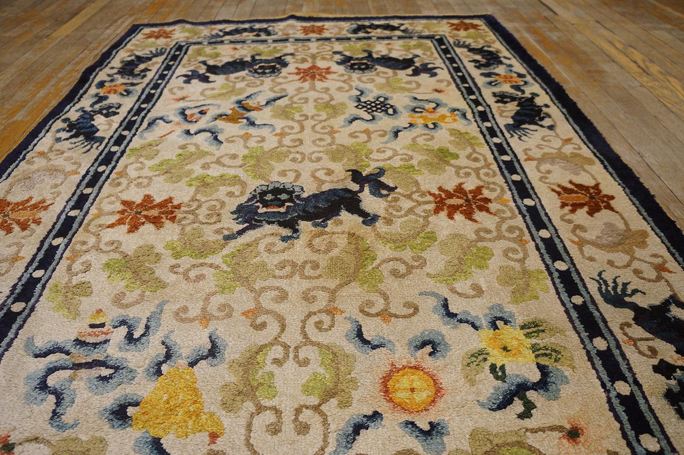 Tapis chinois en soie du début du XXe siècle (4' x 7' - 122 x 215 cm) en vente 2