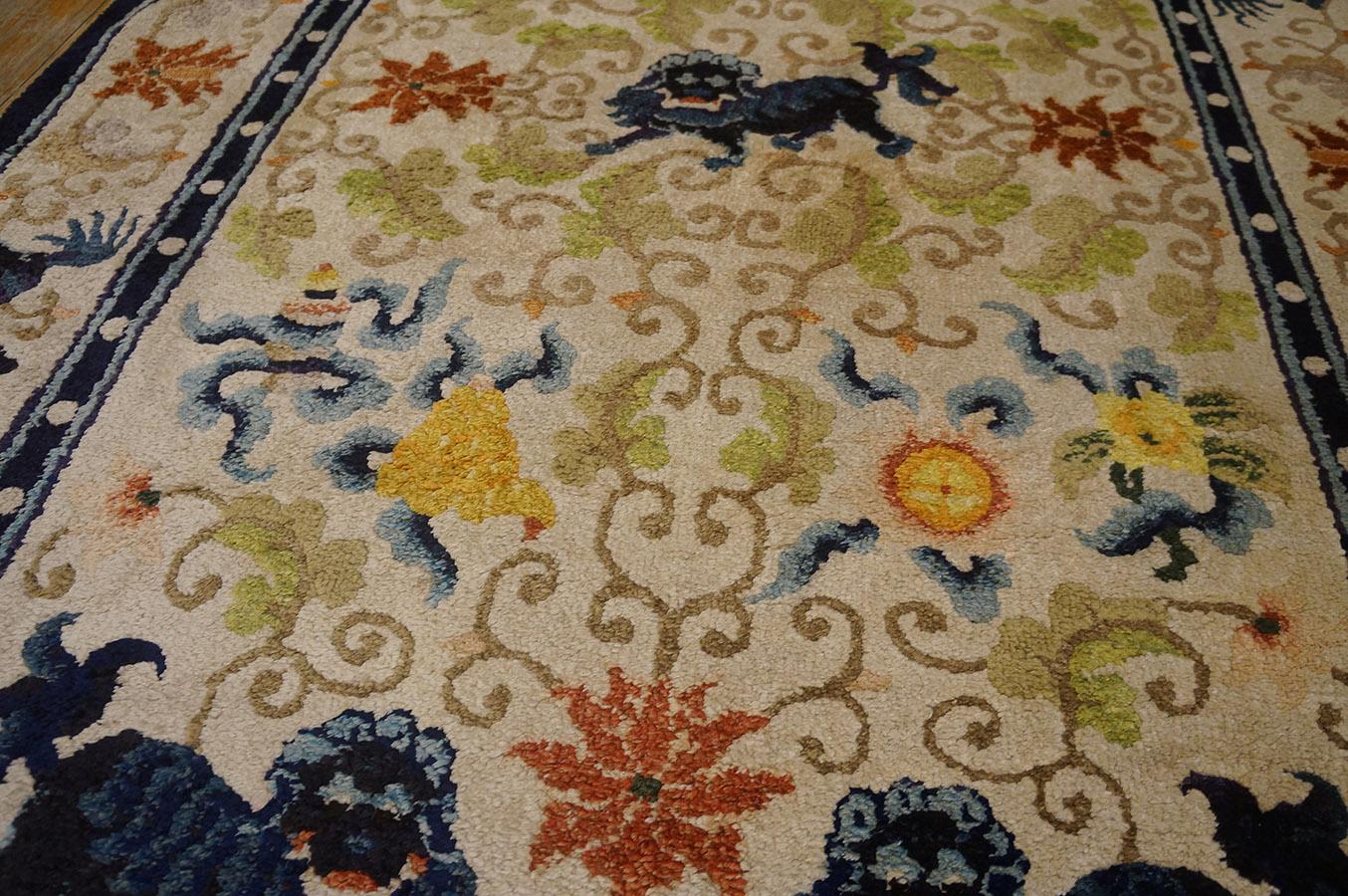 Tapis chinois en soie du début du XXe siècle (4' x 7' - 122 x 215 cm) en vente 3