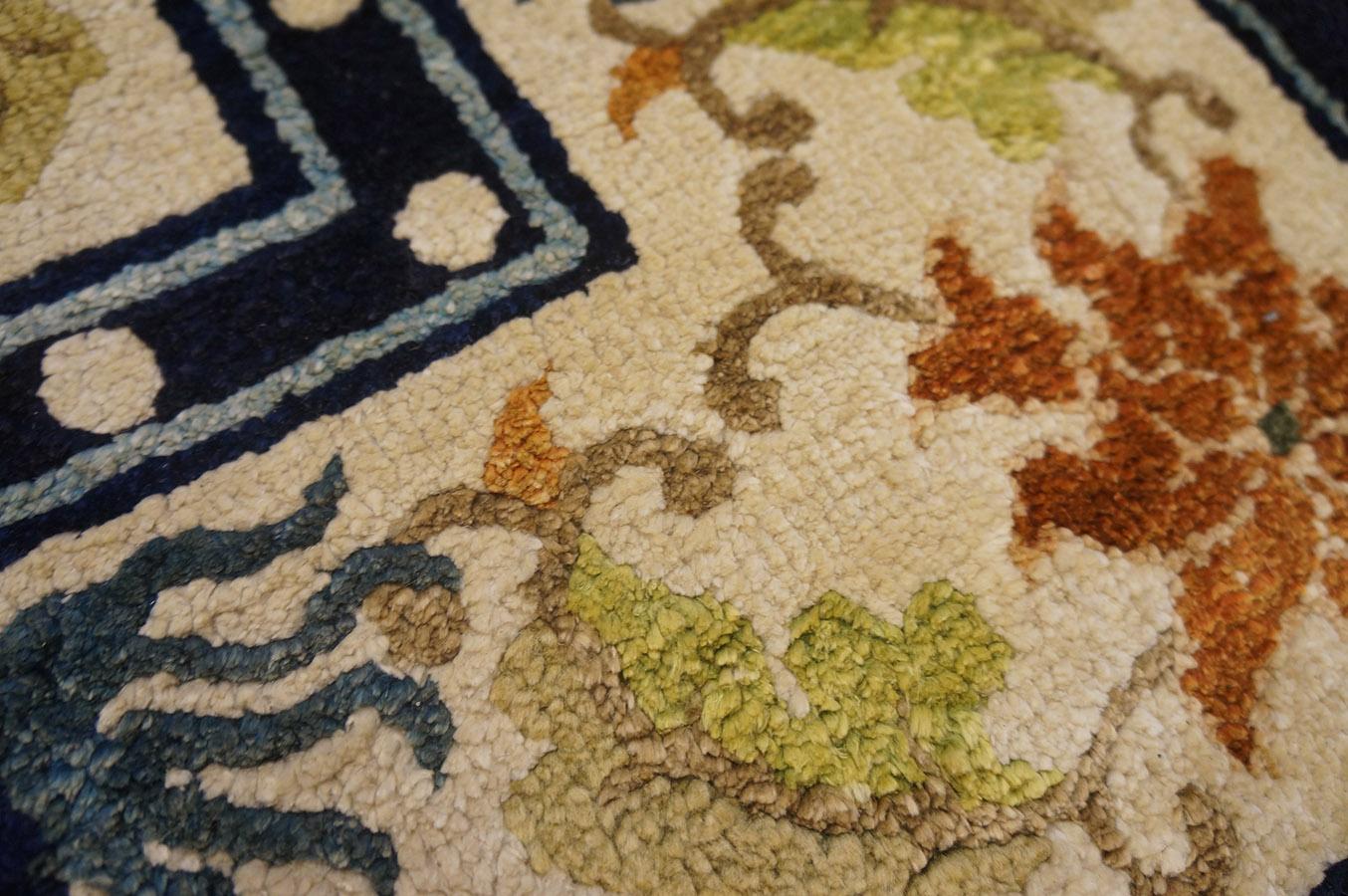 Tapis chinois en soie du début du XXe siècle (4' x 7' - 122 x 215 cm) en vente 5