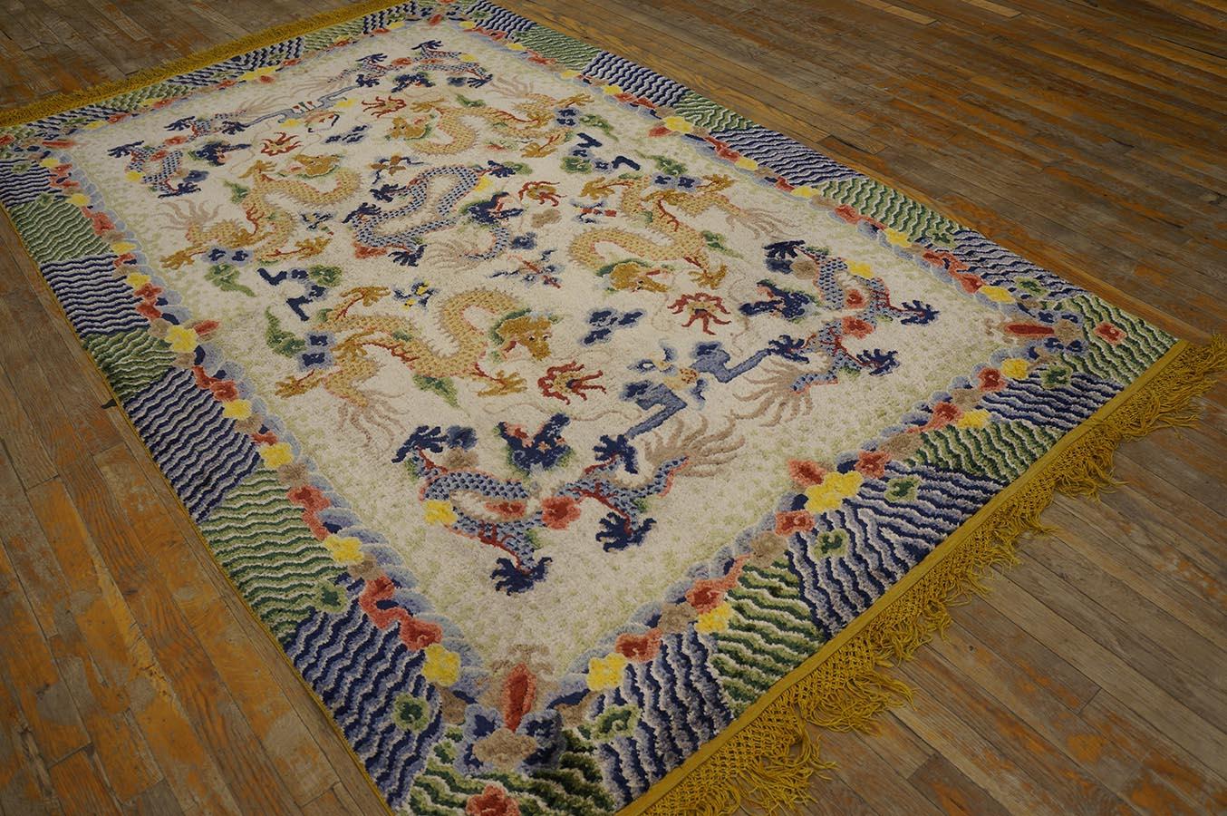 Early 20th Century Chinese Silk Dragon Carpet ( 5' x 8' - 152 x 244 ) In Good Condition For Sale In New York, NY