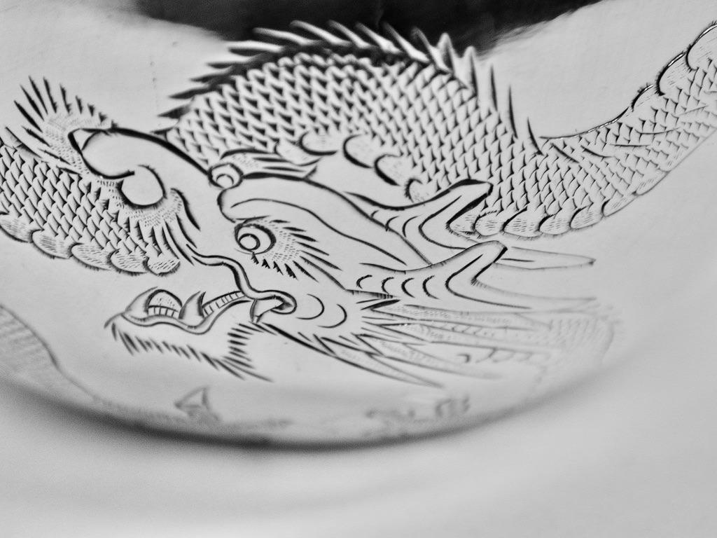 Antike chinesische Silberschale mit zwei doppelten Drachengriffen, Kwan Wo, um 1900 (Chinesischer Export) im Angebot