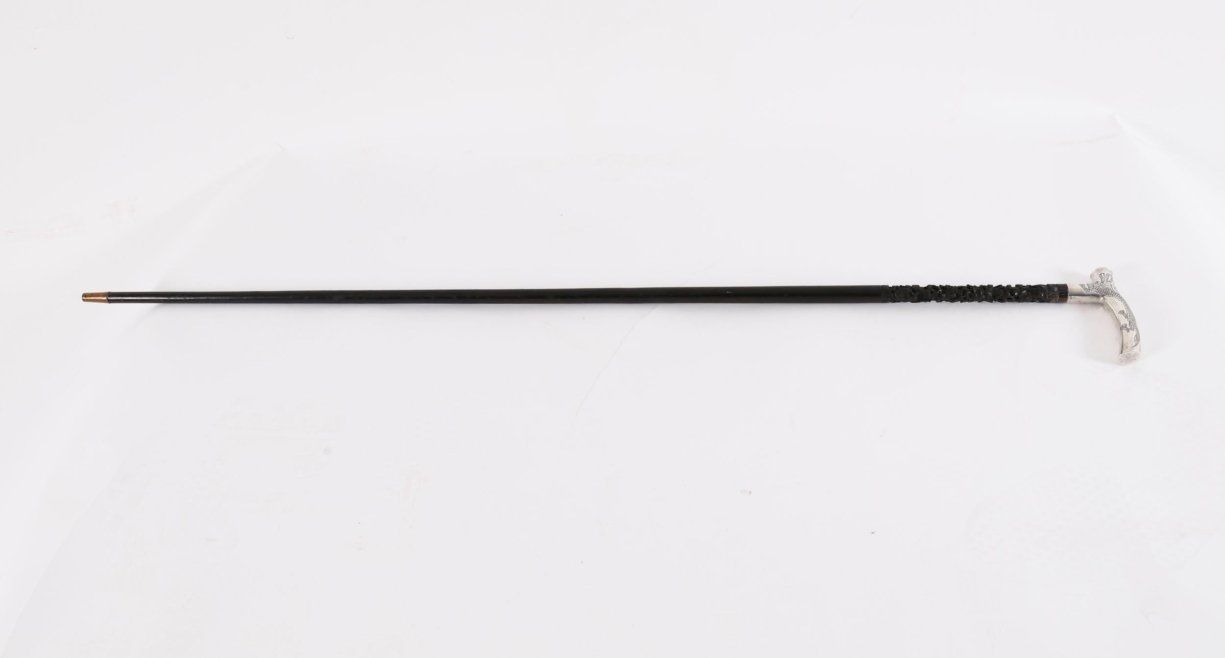 Si tratta di un bellissimo bastone da passeggio cinese intagliato in ebano della fine del XIX secolo con manico in argento. Il manico è fuso con un drago, è marcato PC 90 per Pao Cheng di Hong Kong e Qingdao (Tsingtau), la sezione superiore del