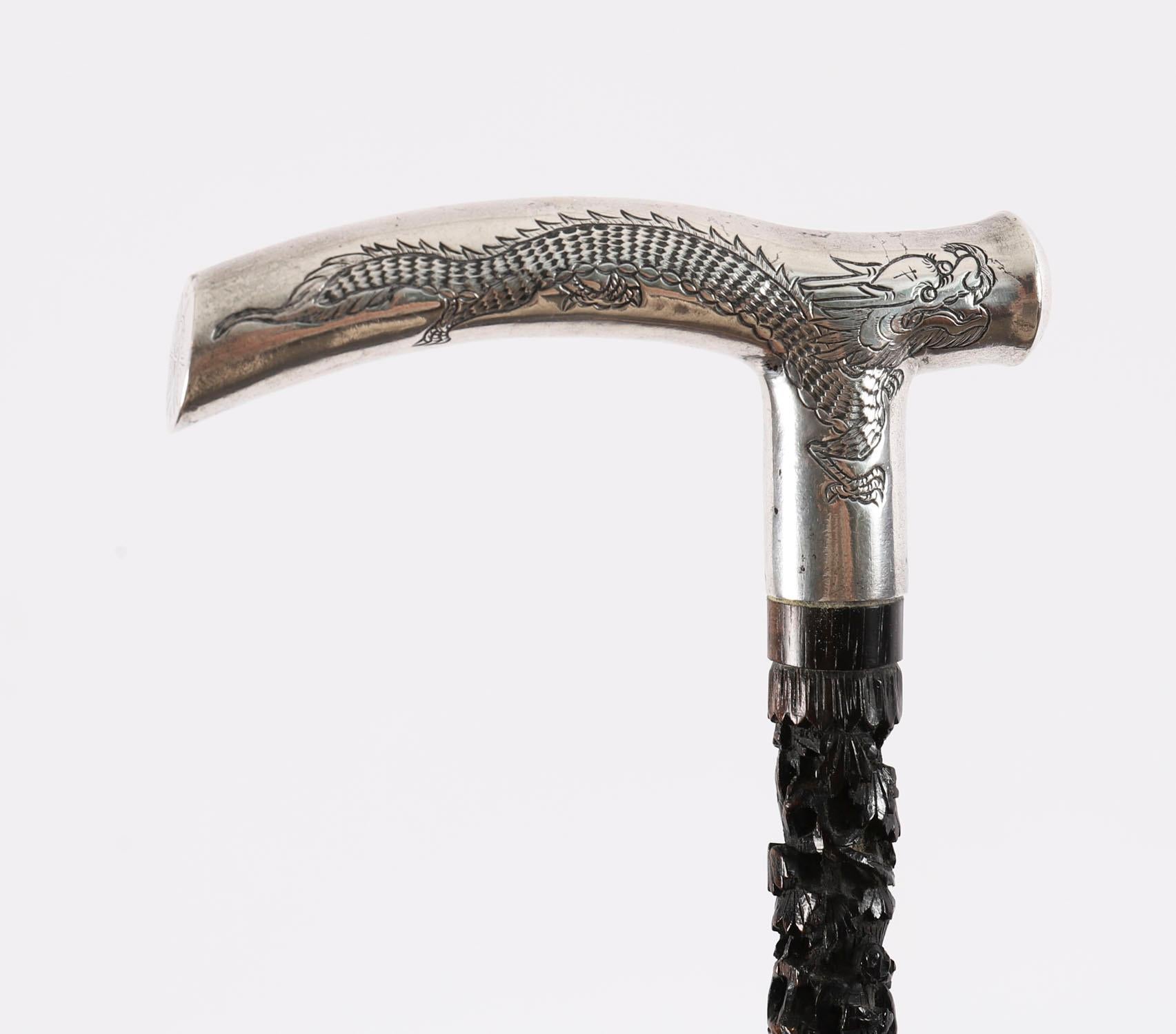 Cinese Antico bastone da passeggio cinese con drago d'argento del XIX secolo 91 cm 36 pollici in vendita