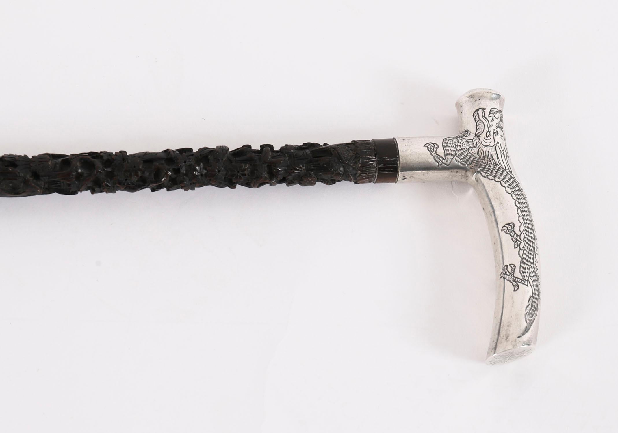 Intagliato Antico bastone da passeggio cinese con drago d'argento del XIX secolo 91 cm 36 pollici in vendita