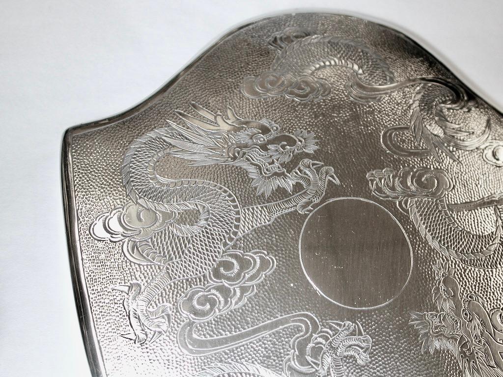Antique Mirror cinese in argento decorato con draghi tra le nuvole, circa 1920
Questo bellissimo specchio è realizzato con un calibro d'argento molto pesante.
La qualità dell'incisione e della martellatura a mano è superba.
Lo stile è quello tipico