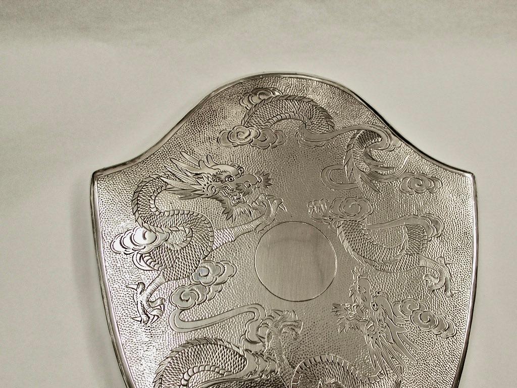 Esportazione cinese Antique Mirror cinese in argento decorato con draghi, circa 1920 in vendita