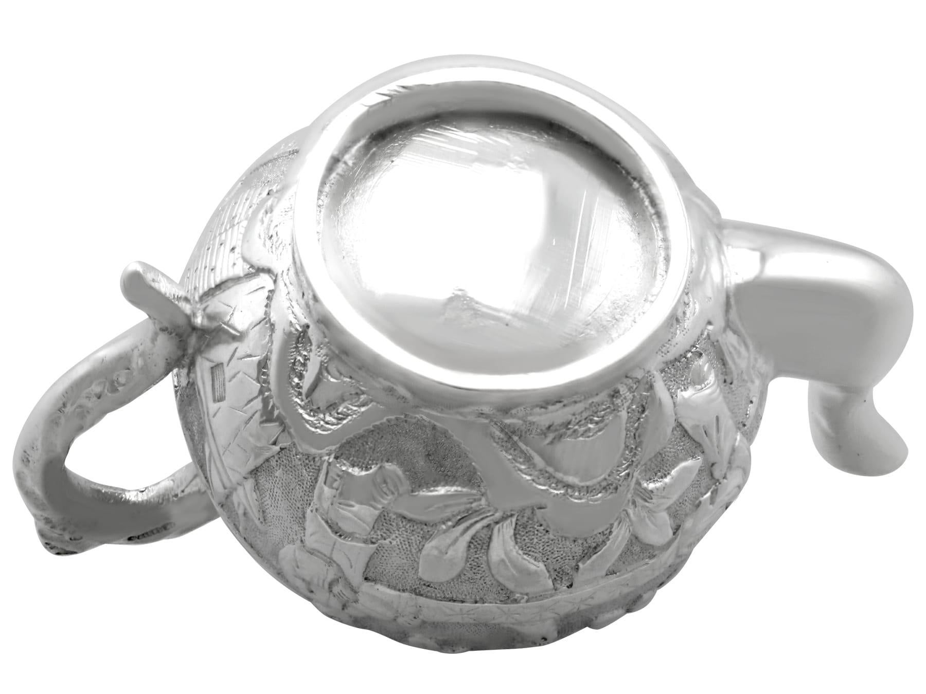 Service à thé miniature chinois ancien en argent de trois pièces en vente 2