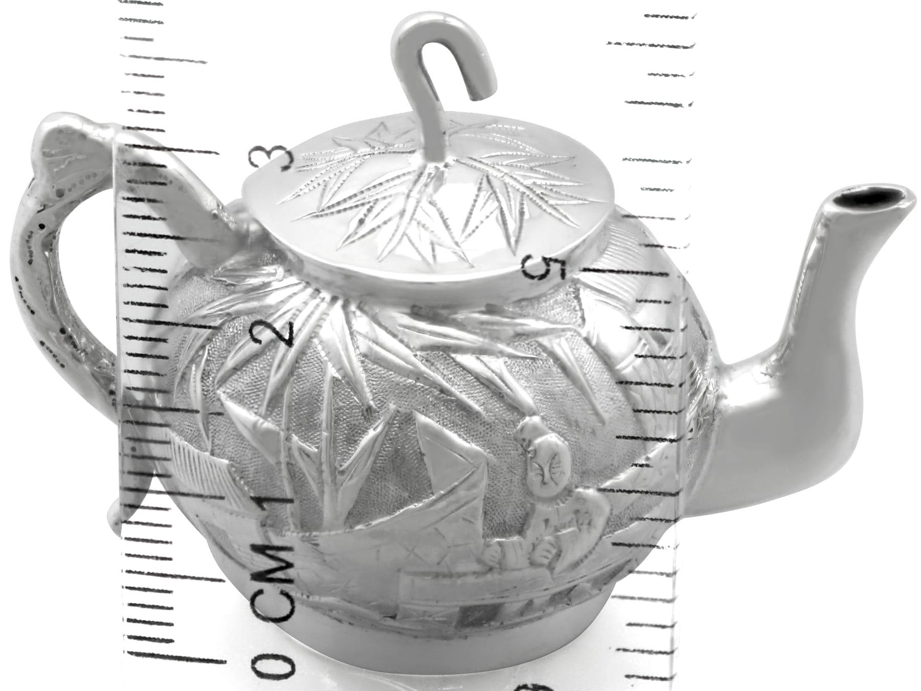 Service à thé miniature chinois ancien en argent de trois pièces en vente 3