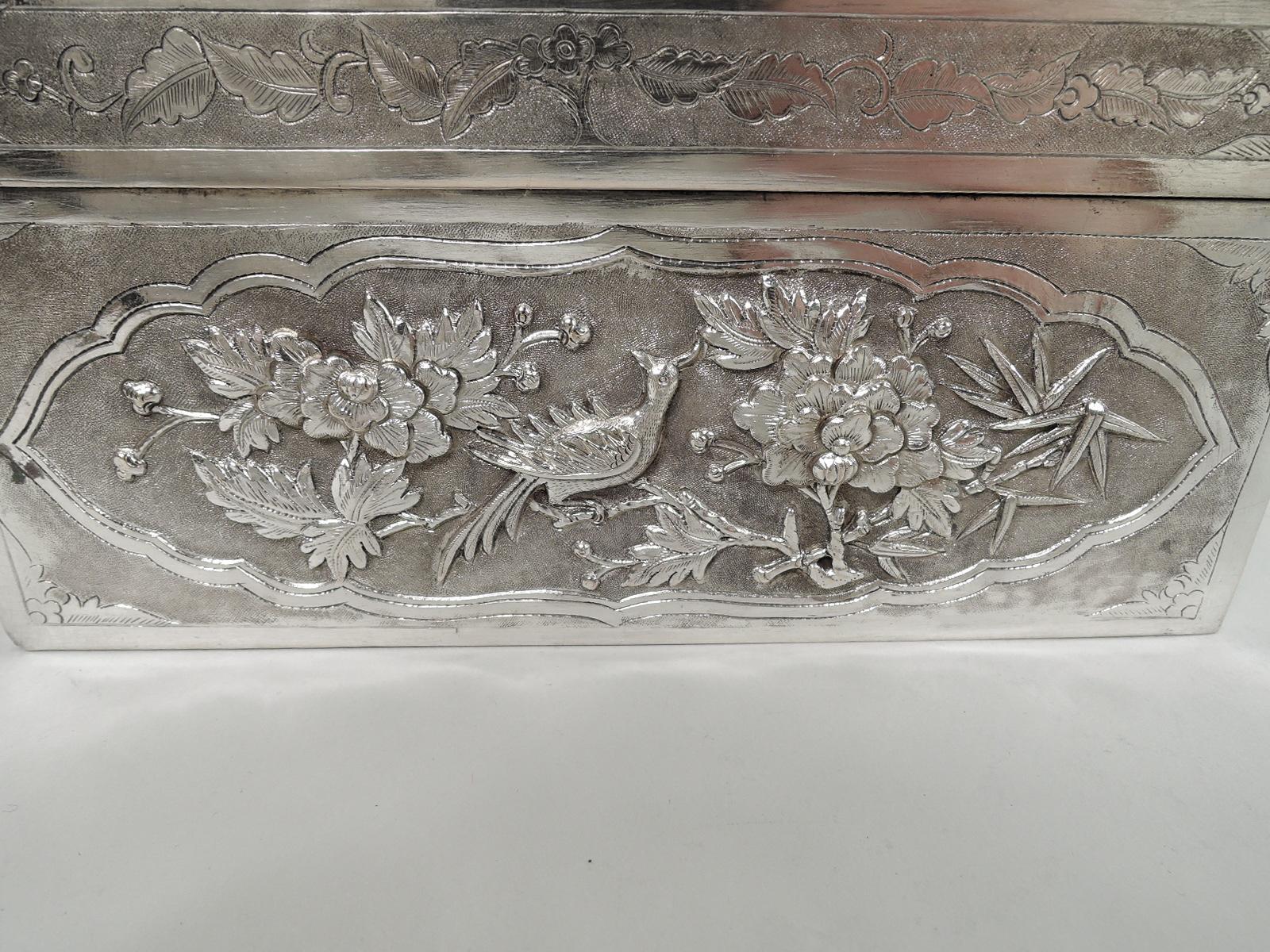 Antigua caja del tesoro vietnamita de plata con dragones guardianes siglo XIX en venta