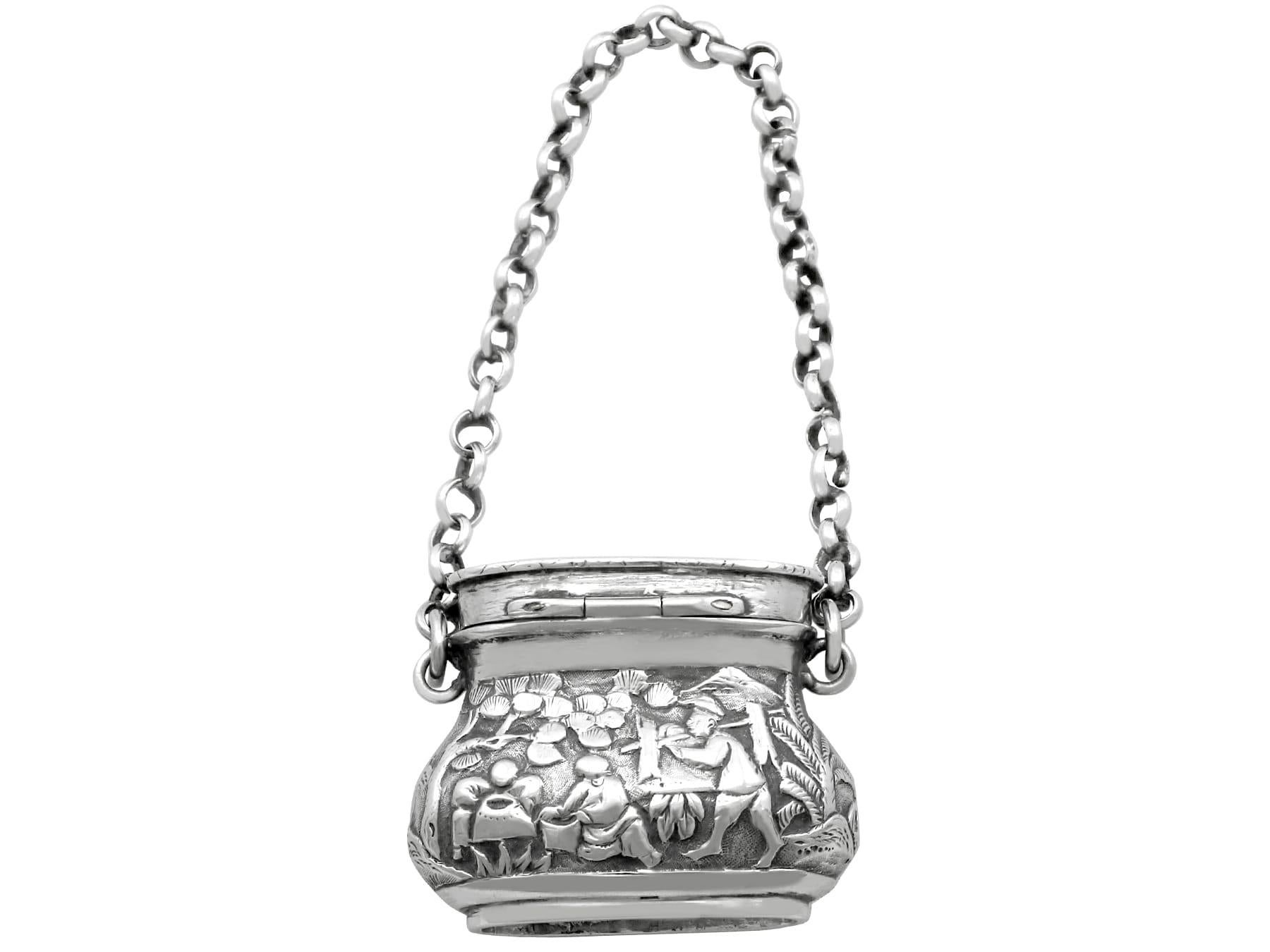 An exceptional, fine and impressive antique Chinese silver vinaigrette in the form of a purse; an addition to our silver boxes collection

This exceptional antique Chinese silver vinaigrette has been realistically modelled in the form of a