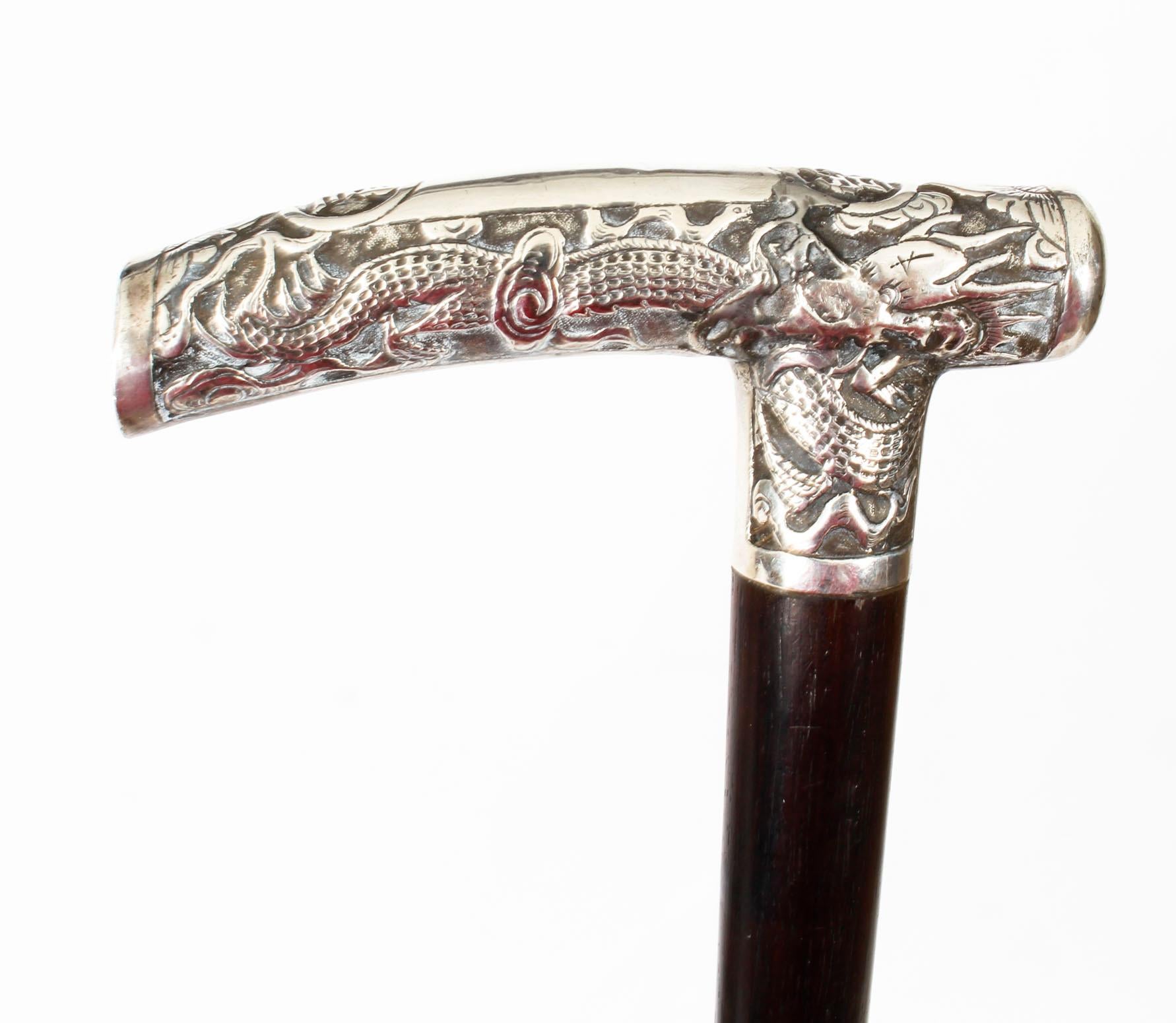 This is a very beautiful antique Chinese gentleman's silver pommel walking stick, circa 1900 in date.

The exquisite L-shaped Chinese silver pommel is superbly decorated with figures amongst pagodas and bamboo and is further embellished with a