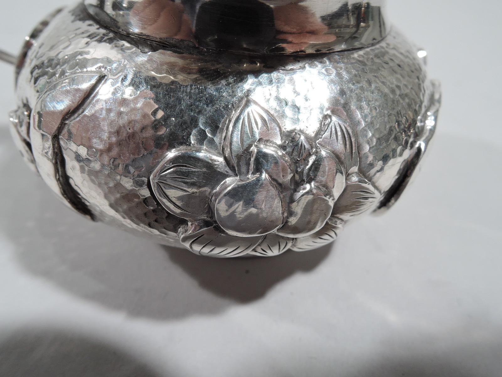Antiguo jarrón chino de plata para mostaza con nenúfar en Bueno estado para la venta en New York, NY
