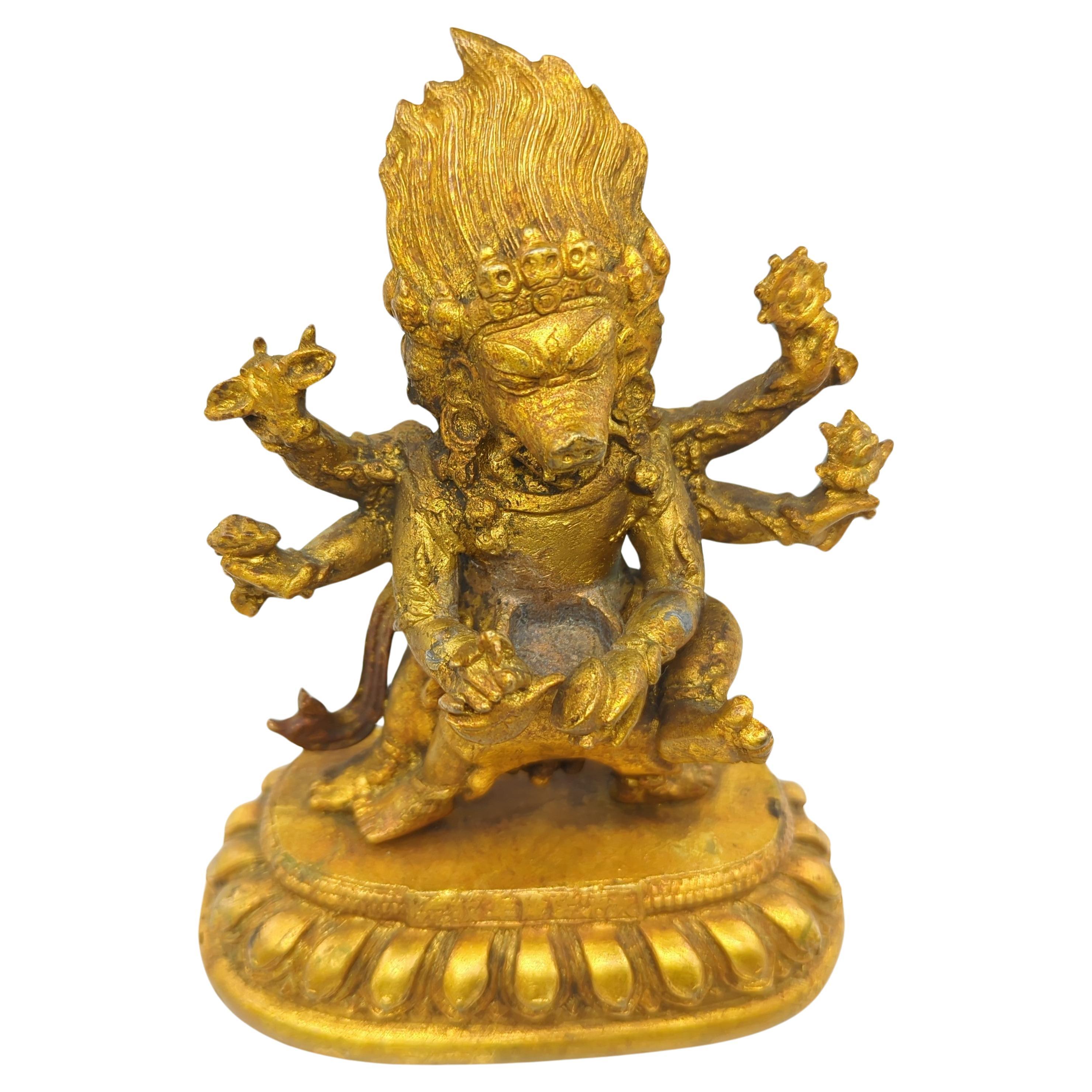 Esta antigua estatua china de bronce representa a Marici, una figura venerada en la mitología budista. Elaborada en bronce, material conocido por su durabilidad y su importancia histórica en el arte chino, la estatua capta la esencia de los
