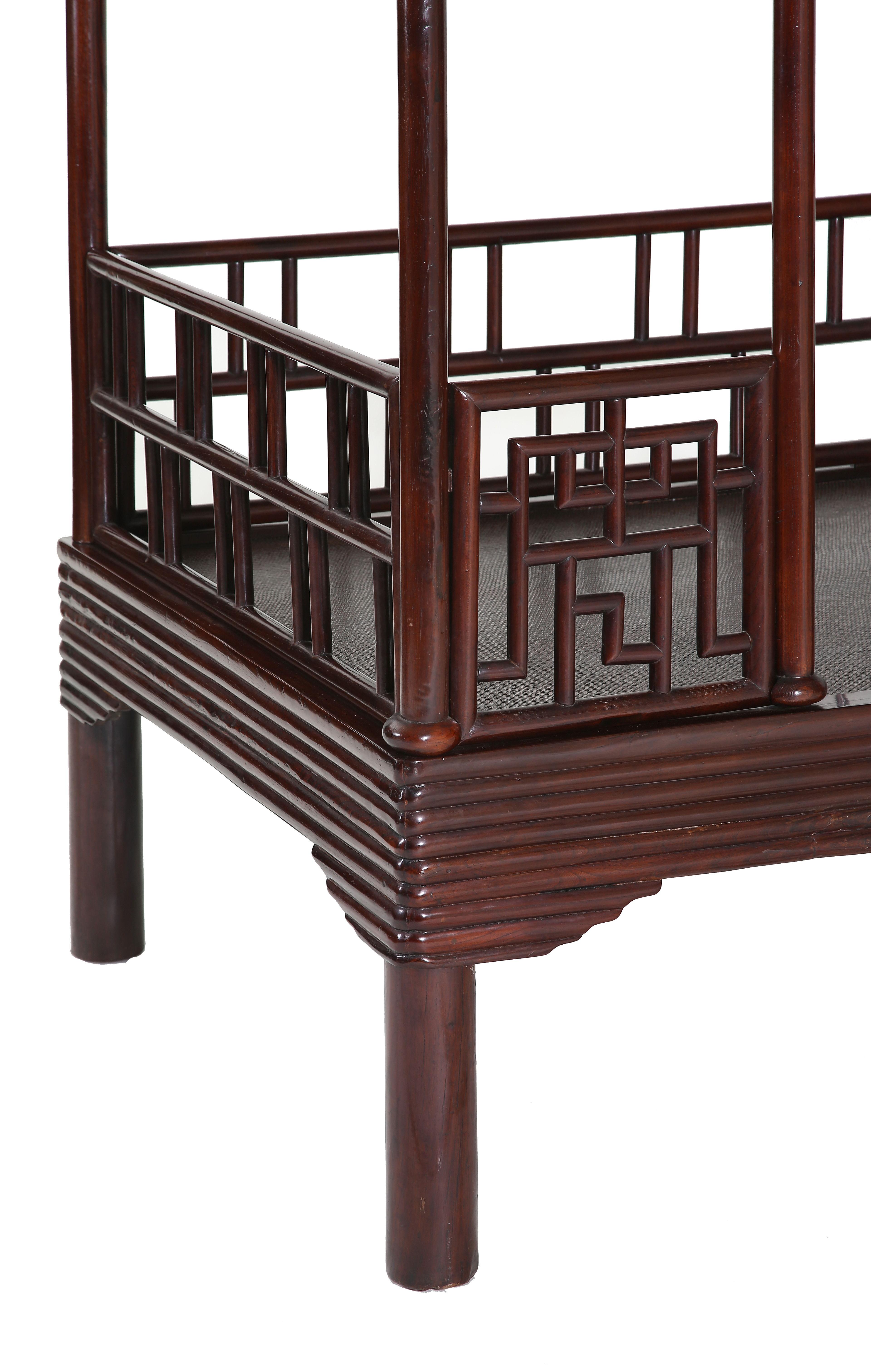 Antikes chinesisches Sechs-Pfosten-Bett aus massivem Ju Mu, Chinoserie, Suzhou (Chinesisch) im Angebot
